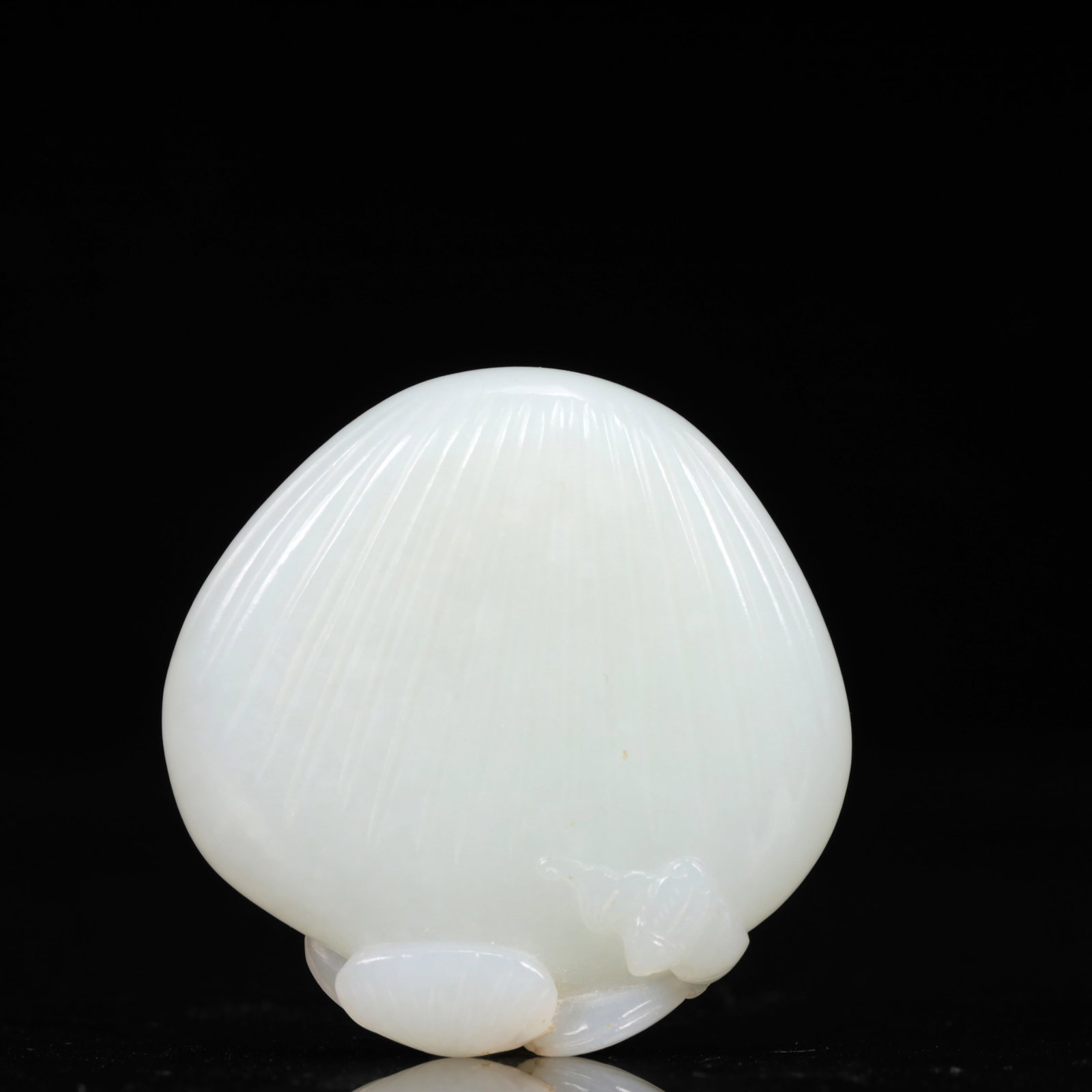 An Exquisite White Jade Shell Pendant (1 of 5)