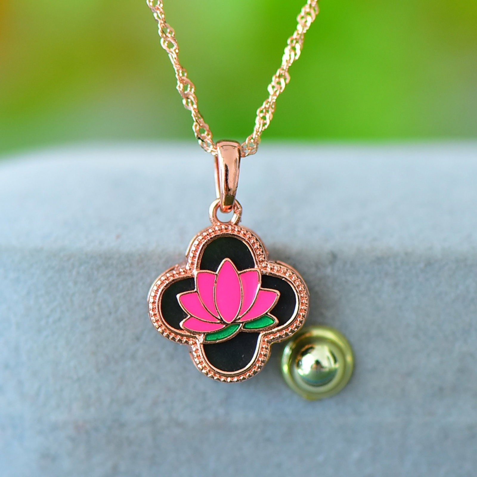 An Exquisite Bronze Inlaid Green Jade Flower Pattern Necklace: An Exquisite Bronze Inlaid Green Jade Flower Pattern Necklace,Size:4.7inx4.7in 铜镶青玉花卉纹项链