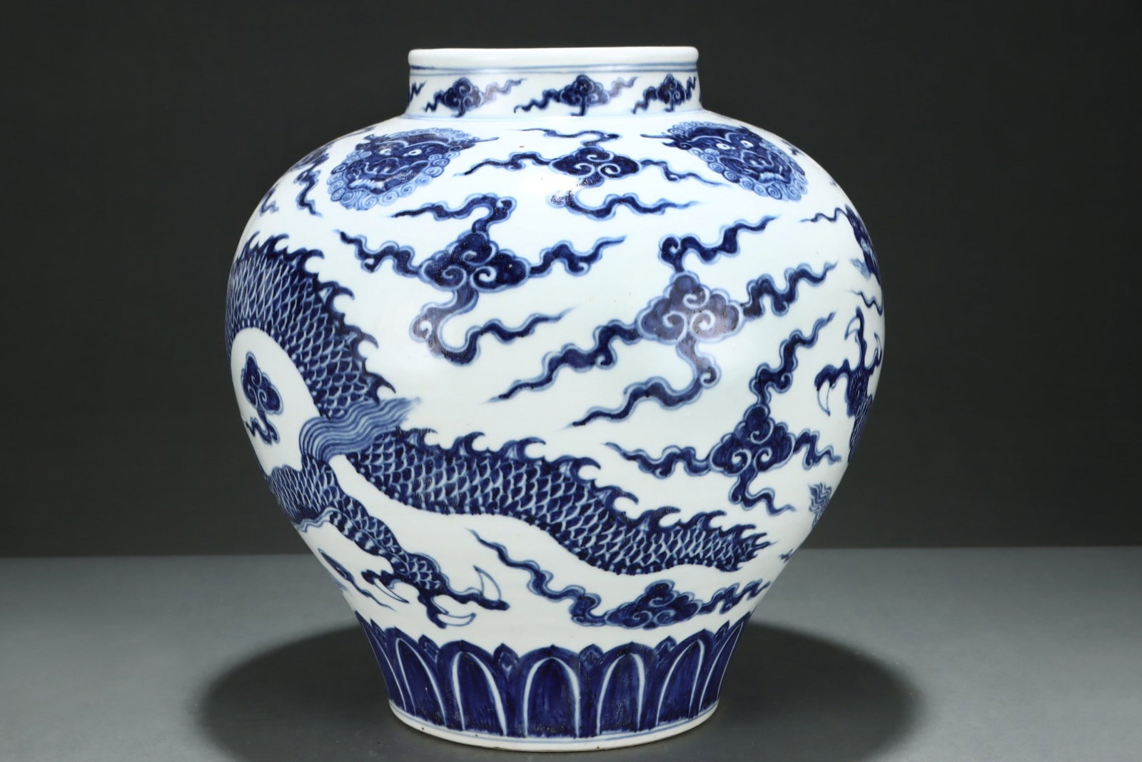 An Exquisite Blue and White Auspicious Cloud Pattern Dragon Pattern Jar - 2