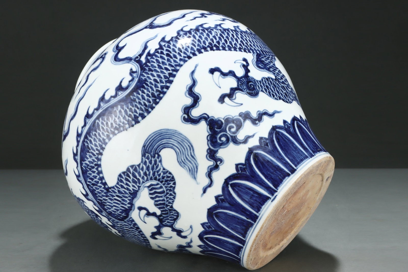 An Exquisite Blue and White Auspicious Cloud Pattern Dragon Pattern Jar - 7