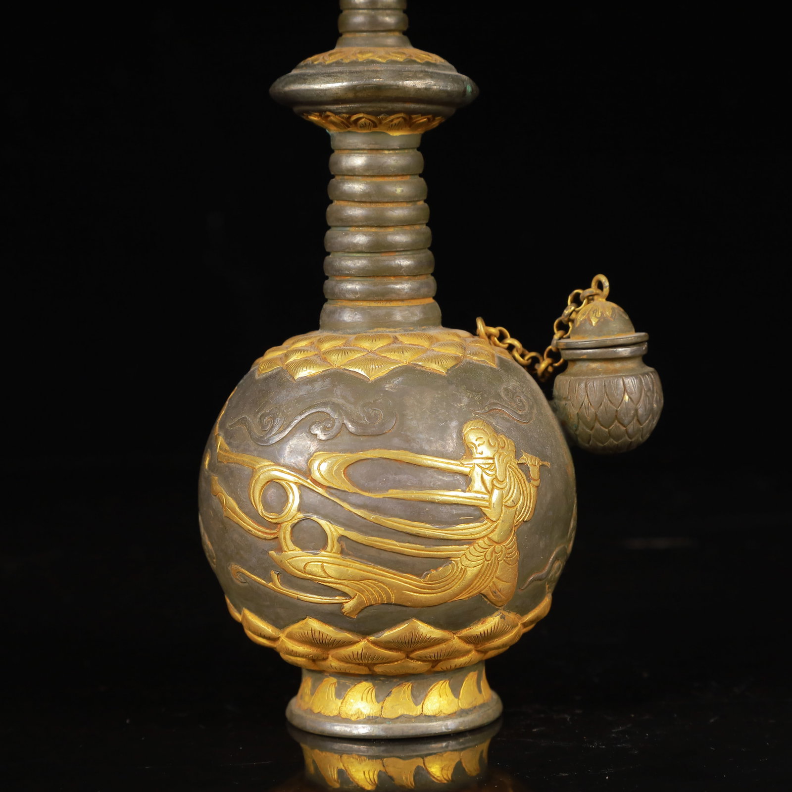 An Exquisite Gilt Silver Figure Pattern Vase - 3