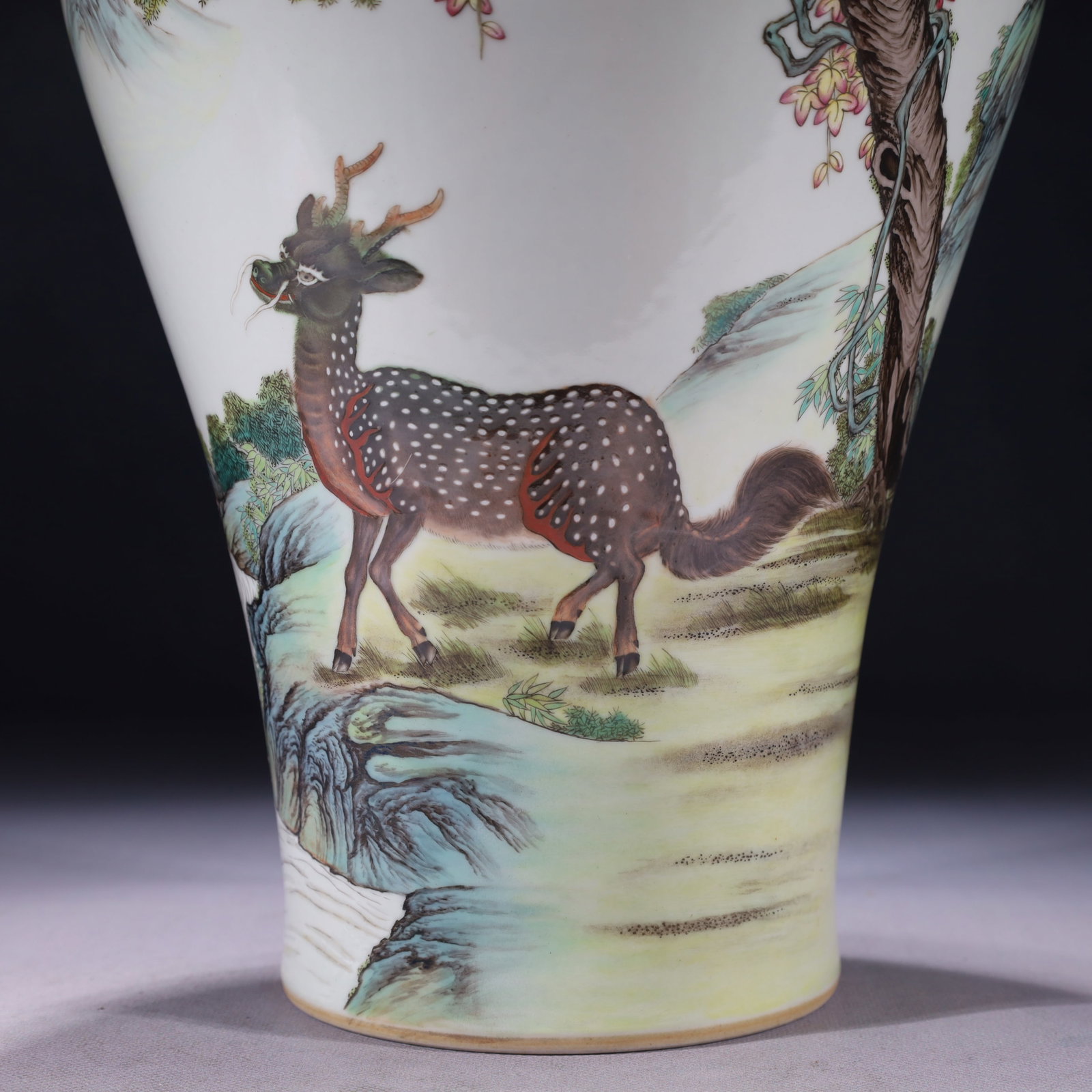 An Exquisite Enamel Kylin Pattern Vase - 3