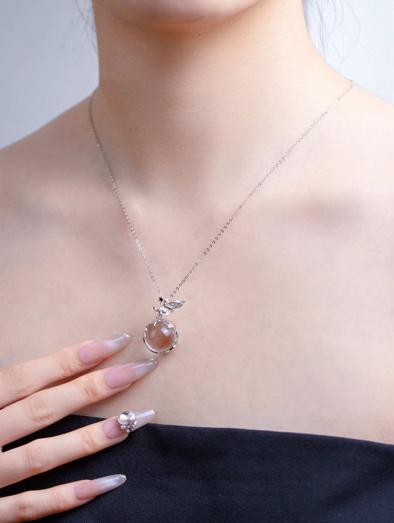 An Exquisite Sterling Silver Inlaid Crystal Pendant: An Exquisite Sterling Silver Inlaid Crystal Pendant 纯银镶水晶吊坠