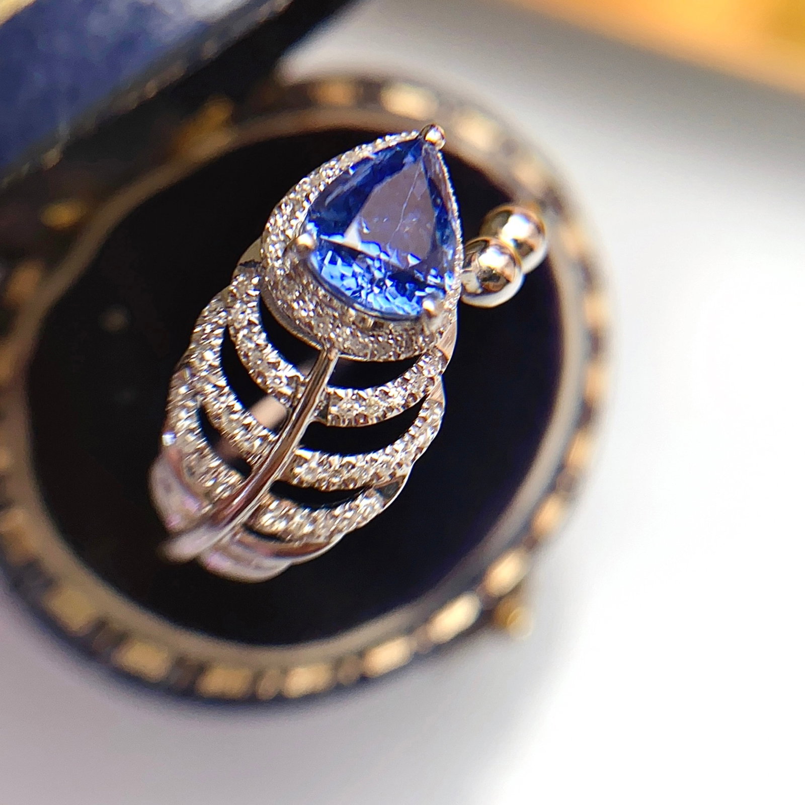 A Exquisite 18k Gold Inlaid 1.00ct Natural Sapphire Ring,Inlaid Diamond: A Exquisite 18k Gold Inlaid 1.00ct Natural Sapphire Ring,Inlaid Diamond,Total Weight:2.01g 18k金镶 1.00ct 天然蓝宝石戒指,嵌钻石