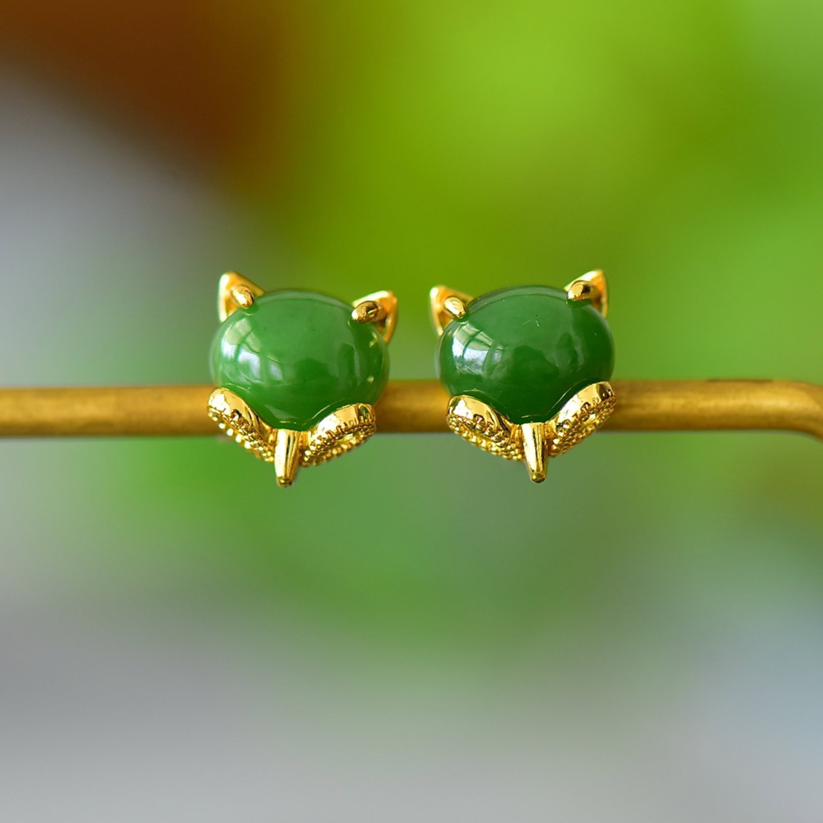 A Pair of Exquisite Bronze-Gold Plated Inlaid Jasper Earrings: A Pair of Exquisite Bronze-Gold Plated Inlaid Jasper Earrings,Size:8mmx10mm 一对铜镀金镶碧玉耳钉