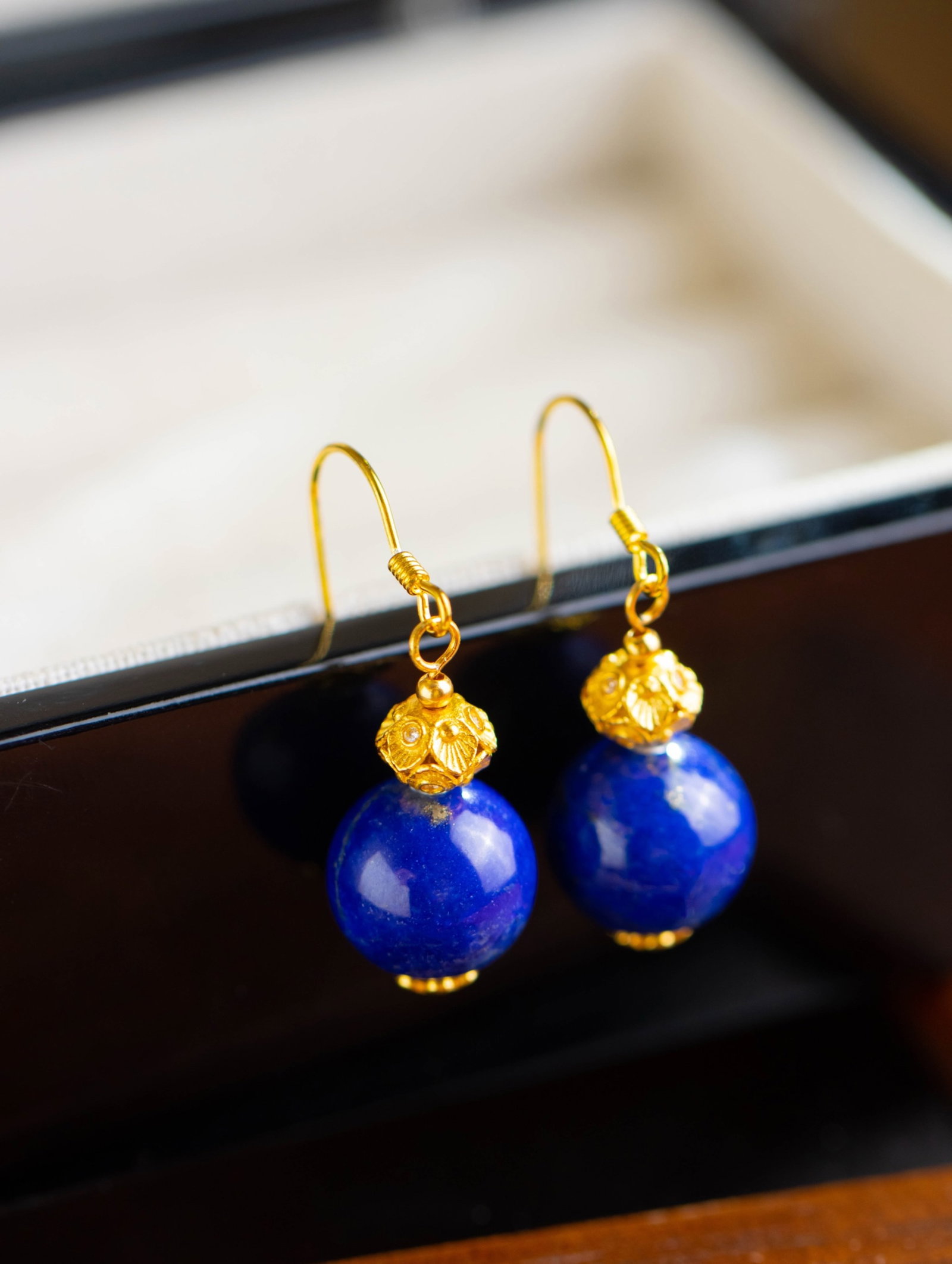 A Pair of Exquisite Sterling Silver-Gold Plated Inlaid Lapis Lazuli Earrings: A Pair of Exquisite Sterling Silver-Gold Plated Inlaid Lapis Lazuli Earrings 一对纯银镀金镶青金石耳环