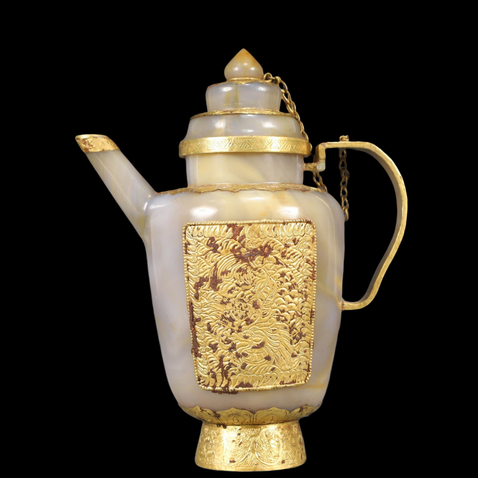 An Exquisite Agate Cover with Gold Dragon Pattern Ewer: An Exquisite Agate Cover with Gold Dragon Pattern Ewer,Qing Dynasty, China,Size:6.7inx3.9inx8.7in,Weight:550g