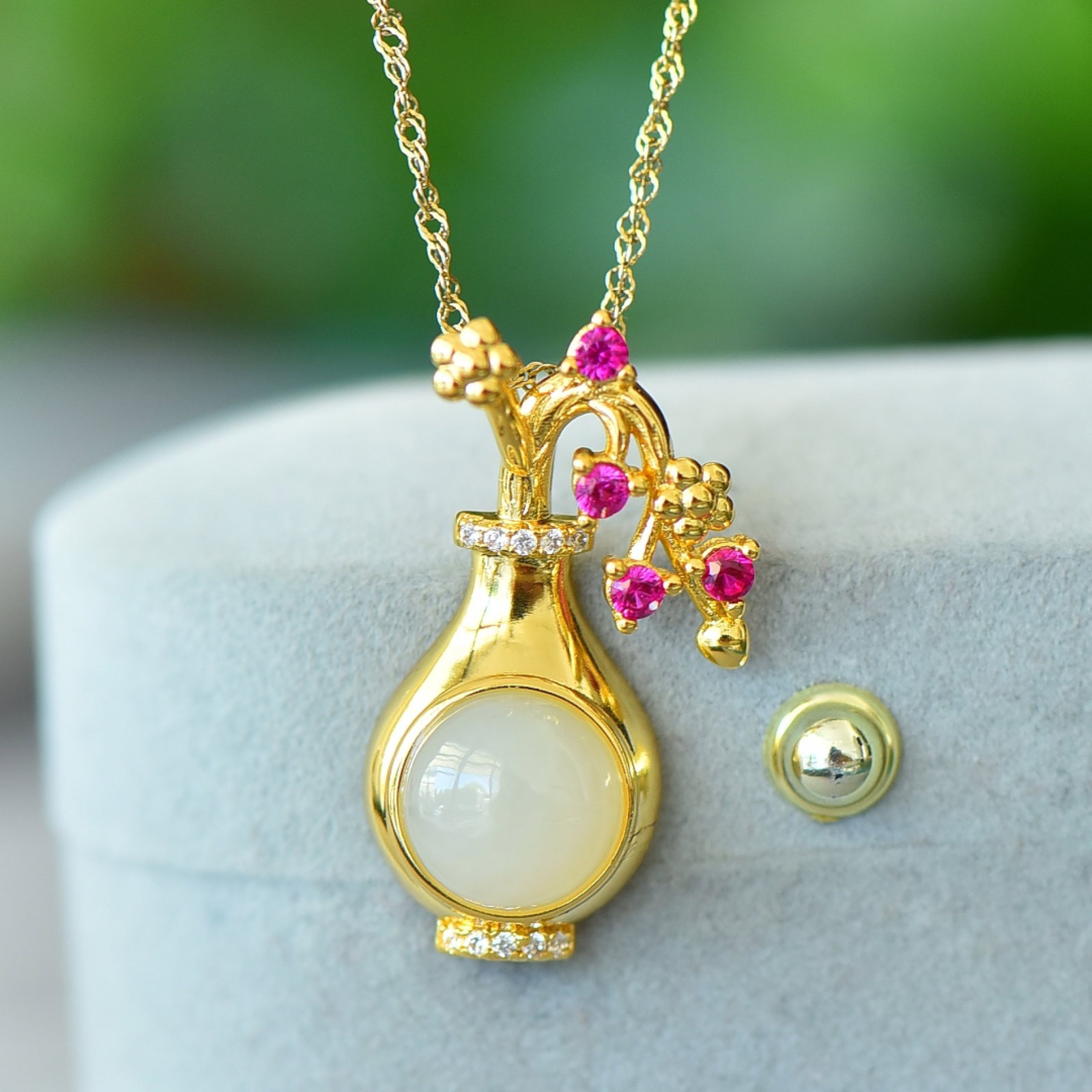 An Exquisite Bronze-Gold Plated Inlaid White Jade Flower Vase Necklace,Inlaid Diamond (1 of 2)