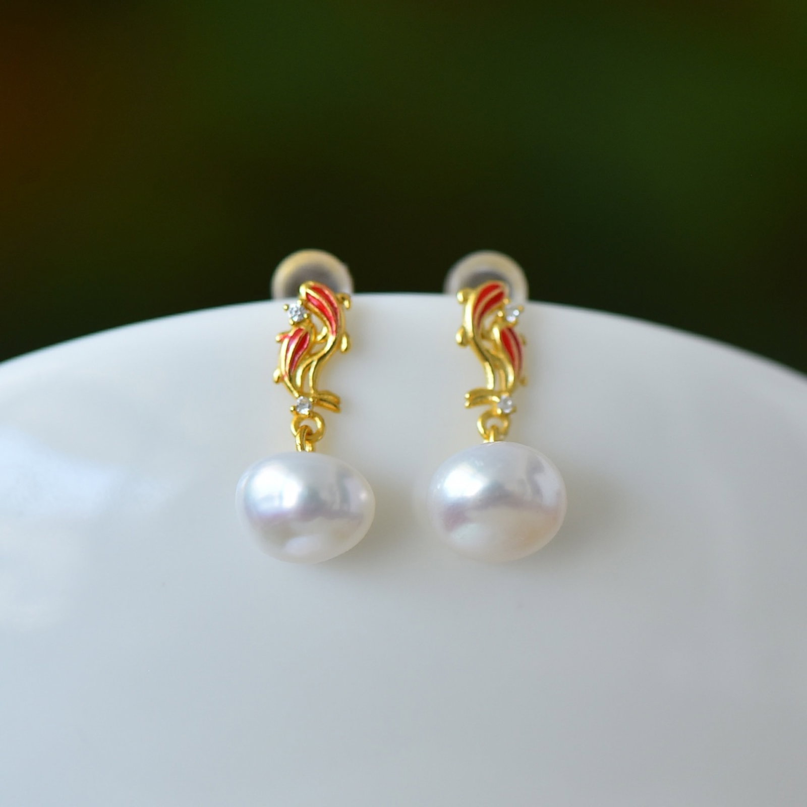A Pair of Exquisite Sterling Silver-Gold Plated Inlaid Pearls Enamel Earrings,Inlaid Diamond: A Pair of Exquisite Sterling Silver-Gold Plated Inlaid Pearls Enamel Earrings,Inlaid Diamond,Size:10mmx10mm