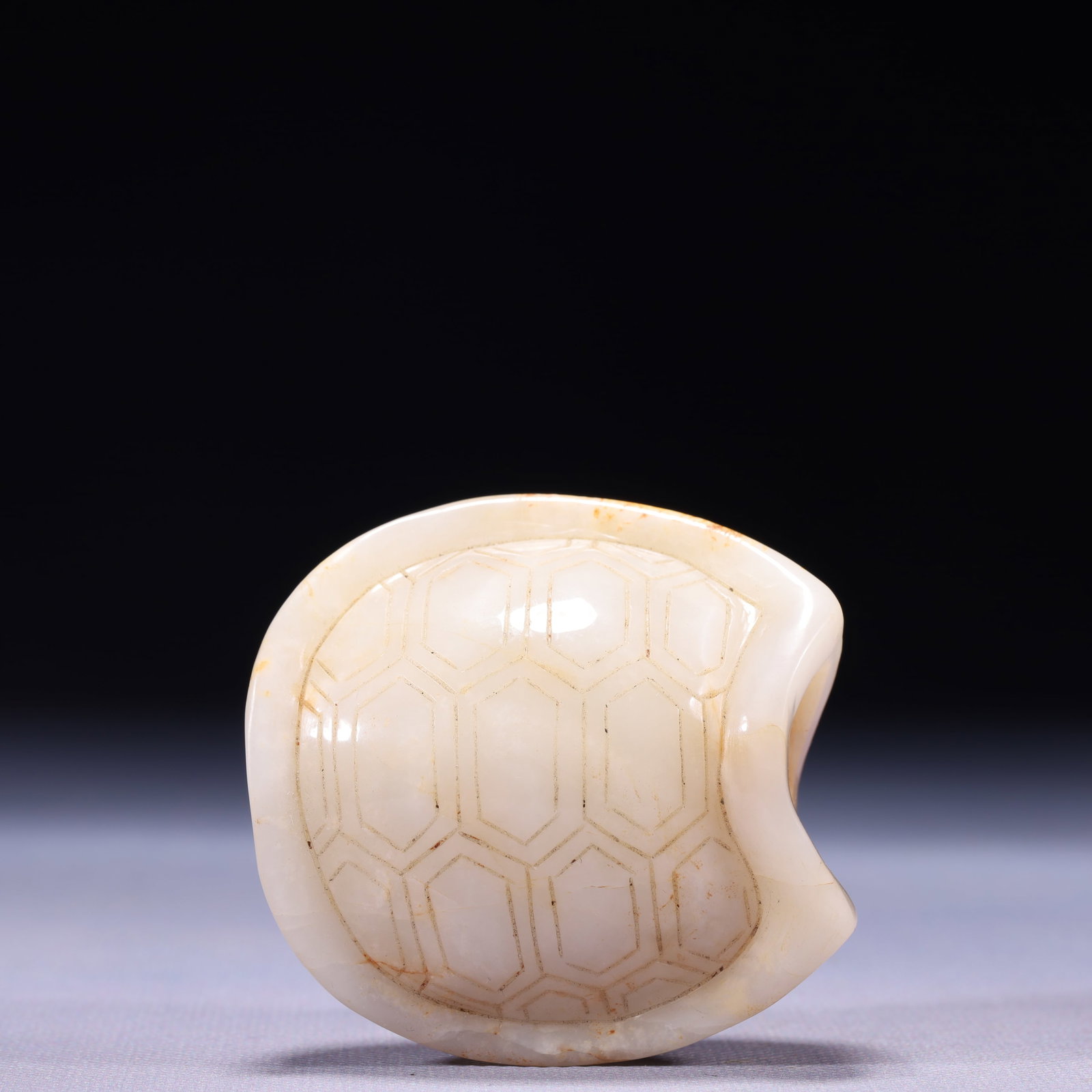 An Exquisite White Jade Turtle Shell Ornament - 2