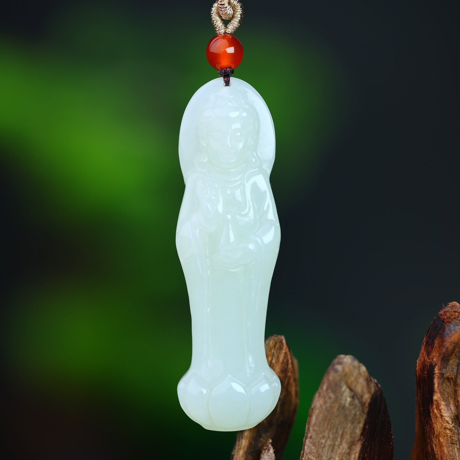 An Exquisite White Jade Avalokitesvara Pendant: An Exquisite White Jade Avalokitesvara Pendant,Size:18mmx59mm (寓意)寓意吉祥 保平安 普度众生