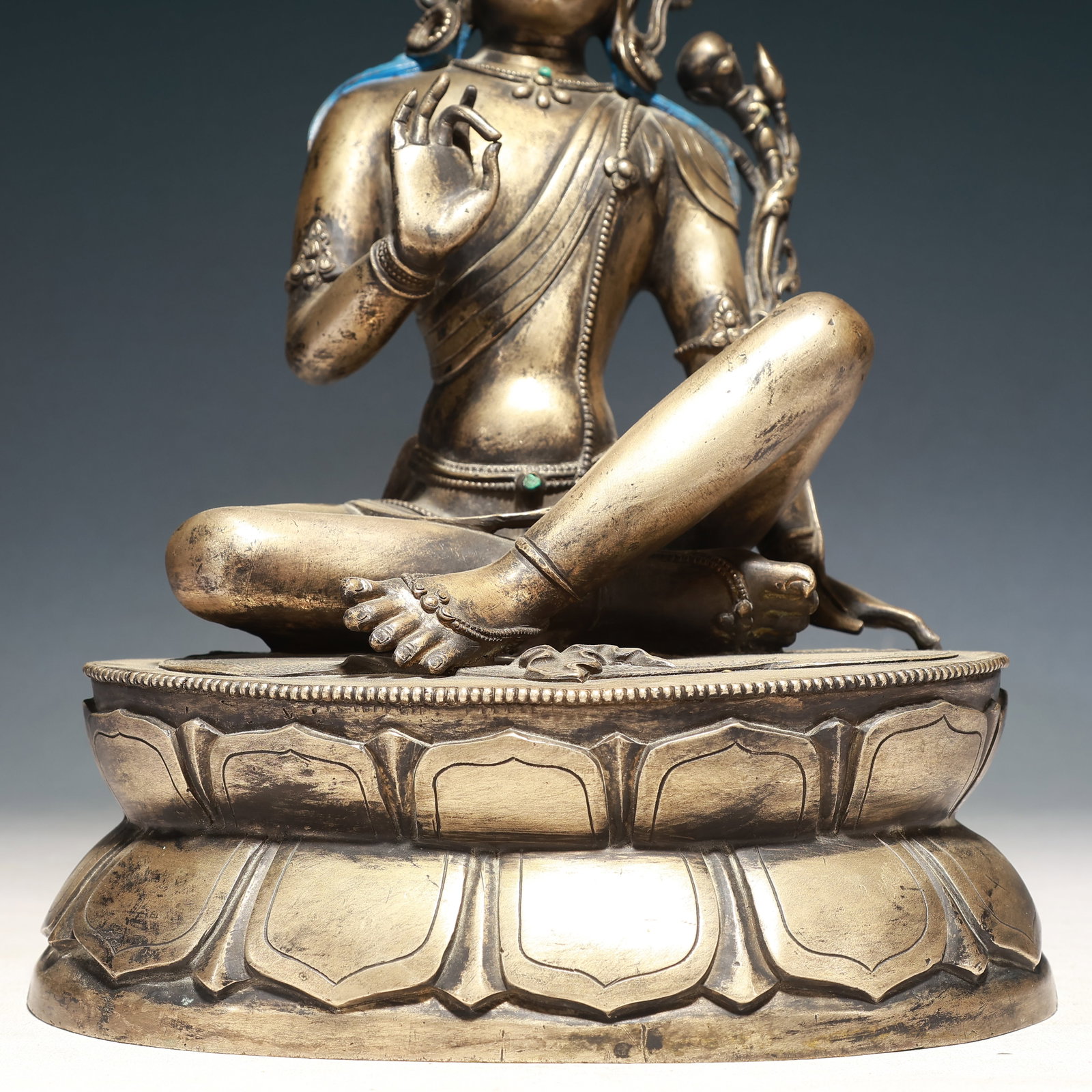 A Solemn Silver Buddha Statue - 3