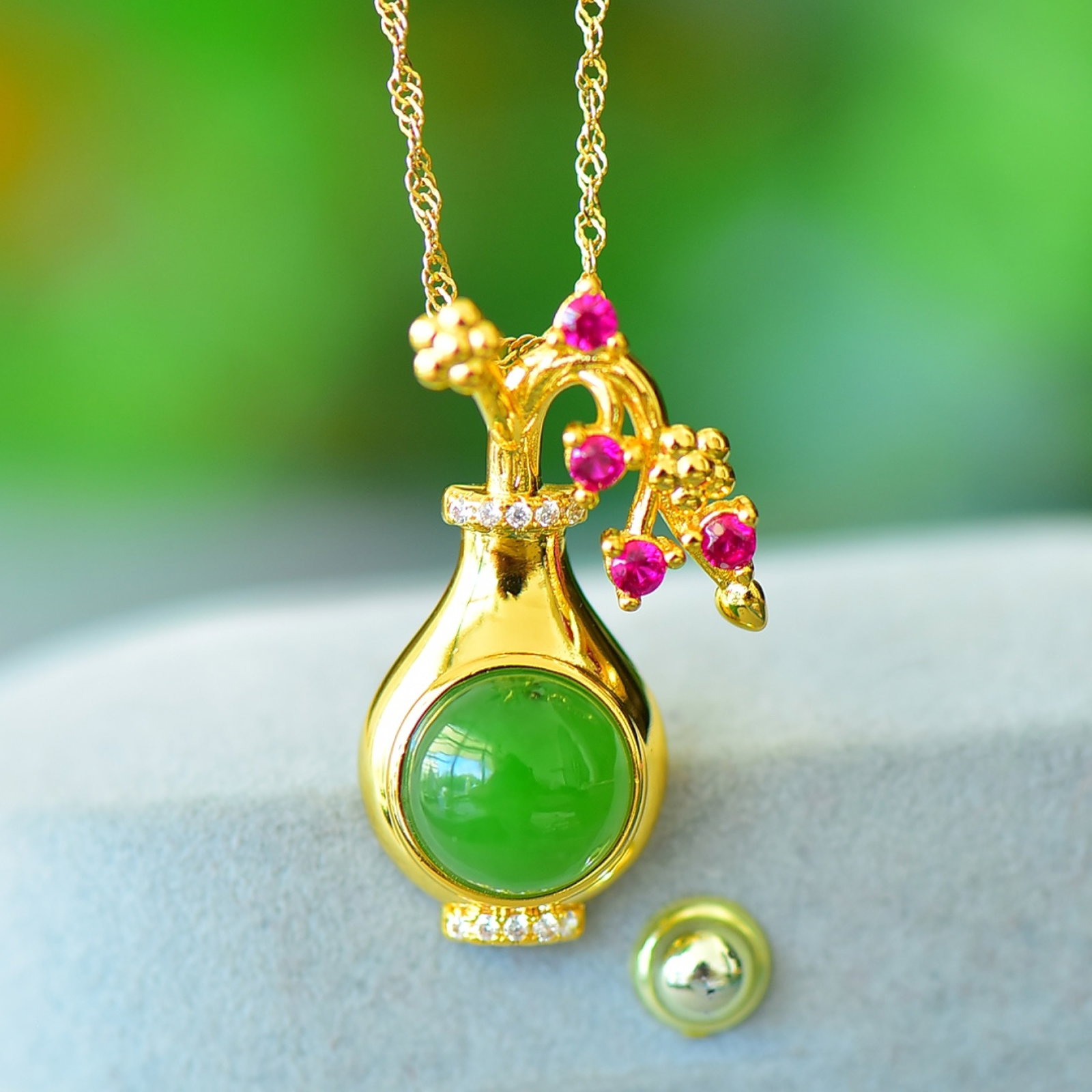 An Exquisite Bronze-Gold Plated Inlaid Jasper Flower Vase Necklace,Inlaid Diamond: An Exquisite Bronze-Gold Plated Inlaid Jasper Flower Vase Necklace,Inlaid Diamond,Size:10mmx10mm