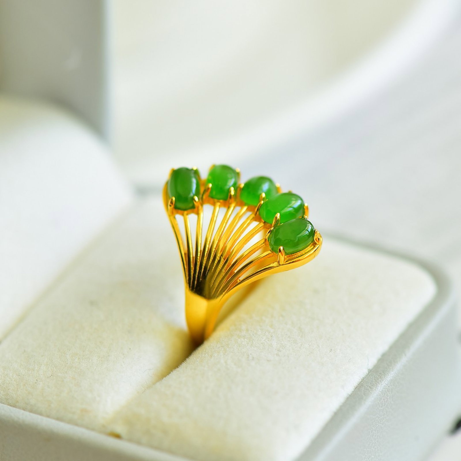 An Exquisite Sterling Silver-Gold Plated Inlaid Jasper Ring: An Exquisite Sterling Silver-Gold Plated Inlaid Jasper Ring,Size:4mmx6mm 纯银镀金镶碧玉戒指