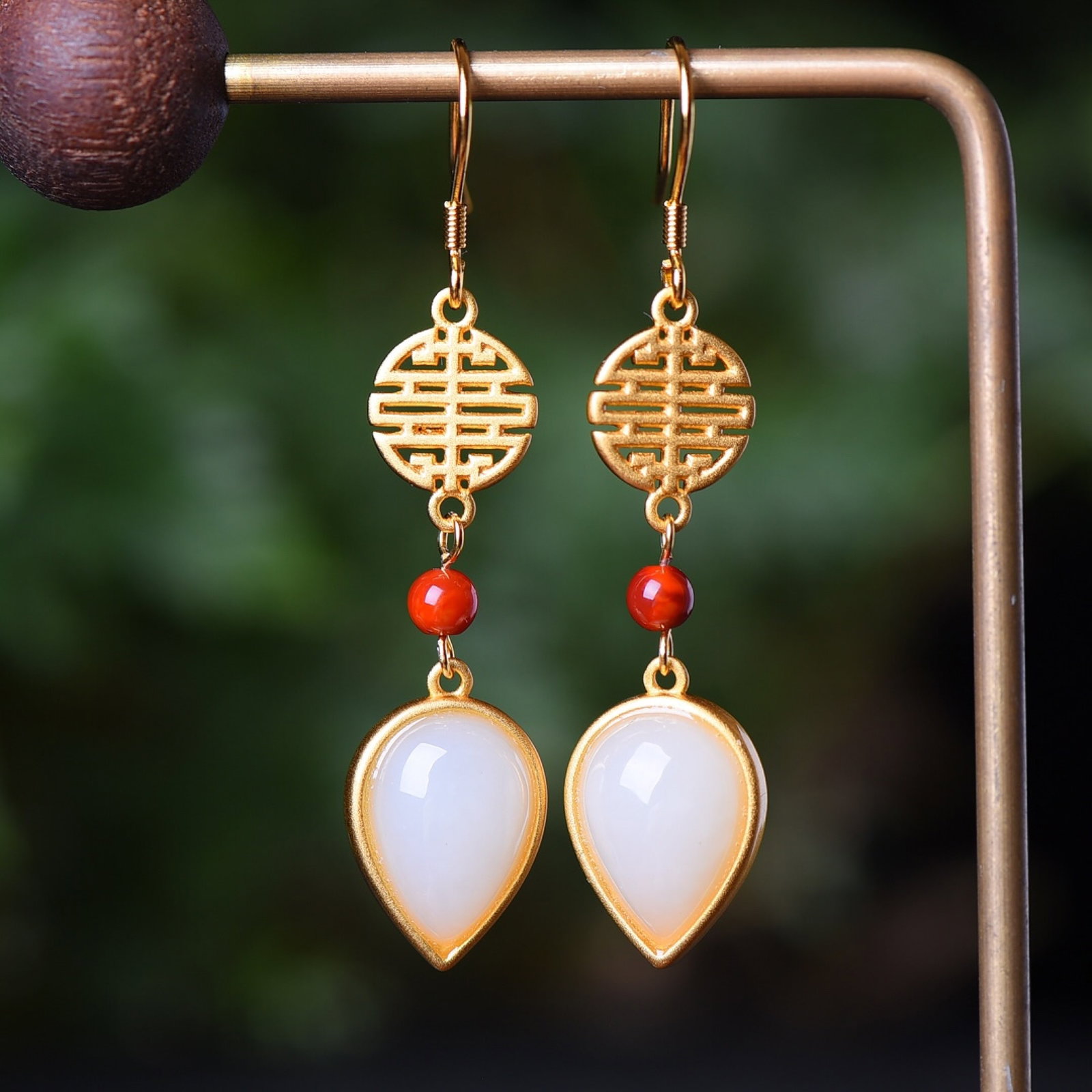 A Pair of Exquisite Sterling Silver-Gold Plated Inlaid White Jade Earrings,Inlaid Agate: A Pair of Exquisite Sterling Silver-Gold Plated Inlaid White Jade Earrings,Inlaid Agate,Size:10mmx14mm 一对纯银镀金镶白玉耳环,嵌