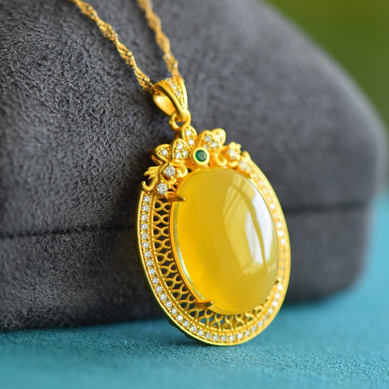 An Exquisite Sterling Silver-Gold Plated Inlaid Amber Necklace,Inlaid Diamond: An Exquisite Sterling Silver-Gold Plated Inlaid Amber Necklace,Inlaid Diamond,Size:15mmx20mm 纯银镀金镶琥珀项链,嵌钻石