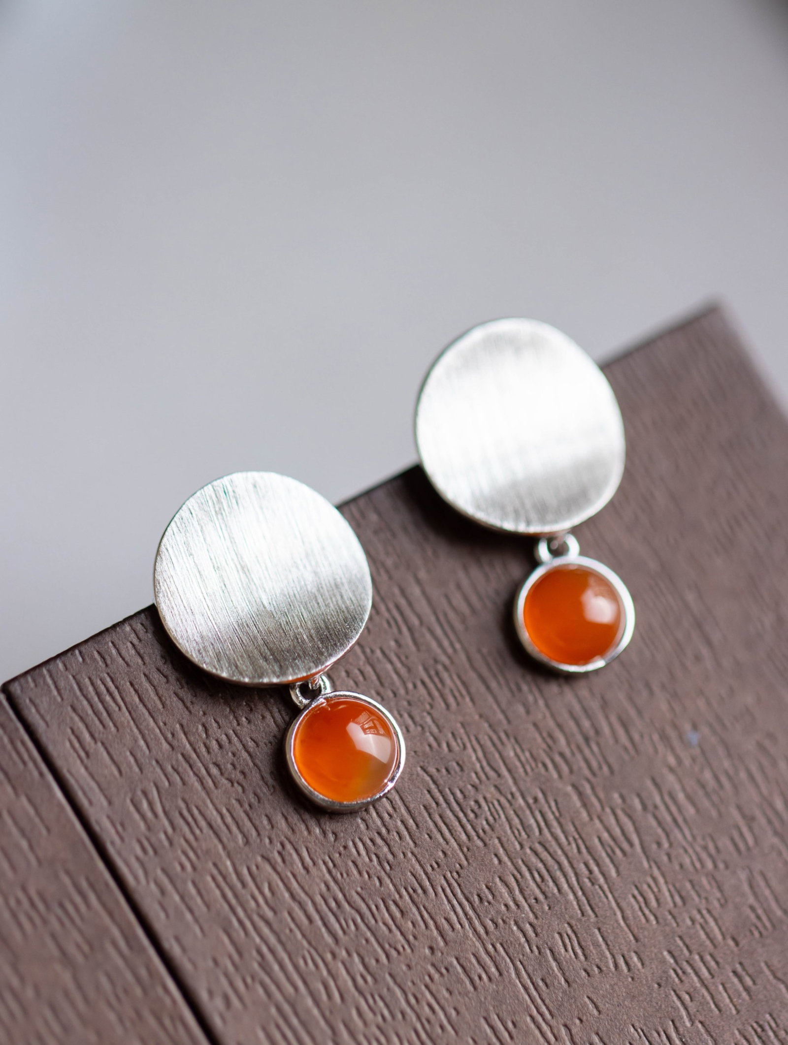 A Pair of Exquisite Sterling Silver Inlaid Agate Earrings: A Pair of Exquisite Sterling Silver Inlaid Agate Earrings 一对纯银镶玛瑙耳环