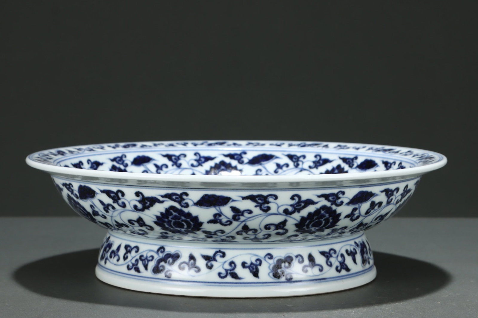 An Exquisite Blue and White Lotus Pattern Dragon Pattern Phoenix Pattern Stem Plate - 3