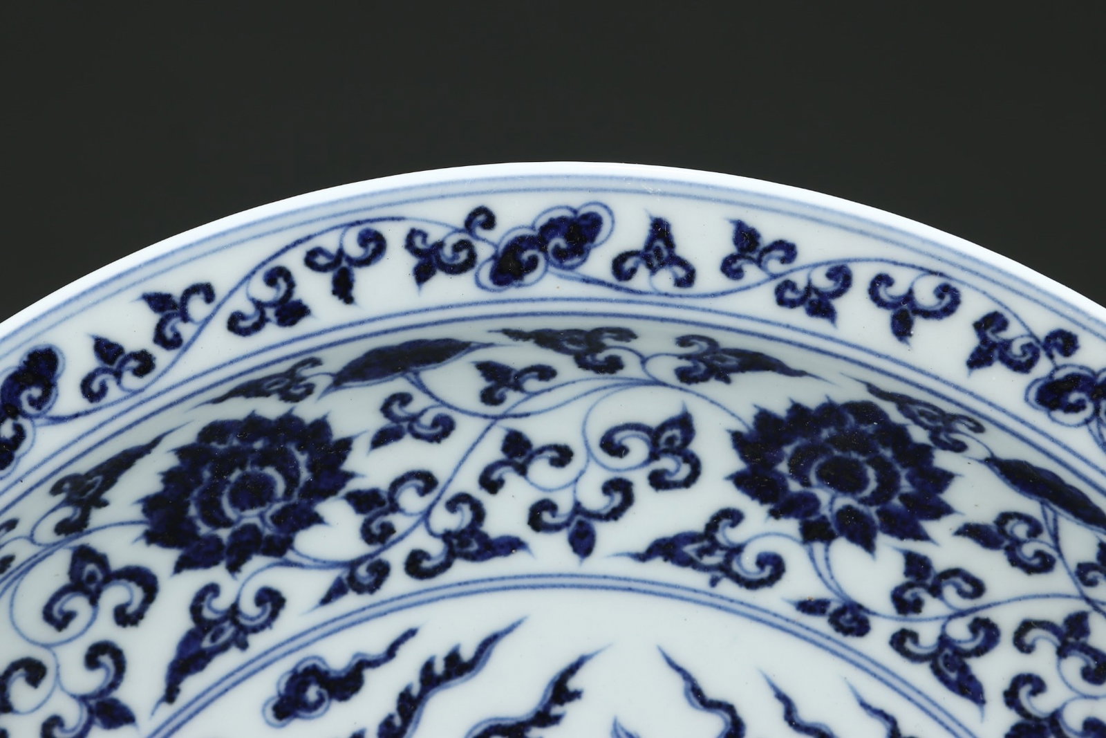 An Exquisite Blue and White Lotus Pattern Dragon Pattern Phoenix Pattern Stem Plate - 7
