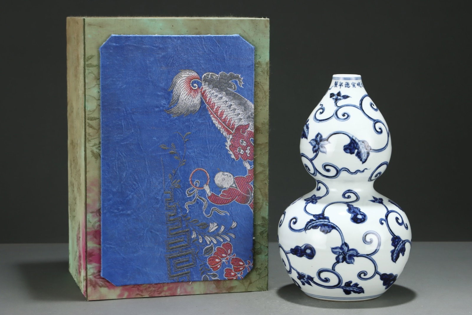 An Exquisite Blue and White Flower Pattern Vase - 2
