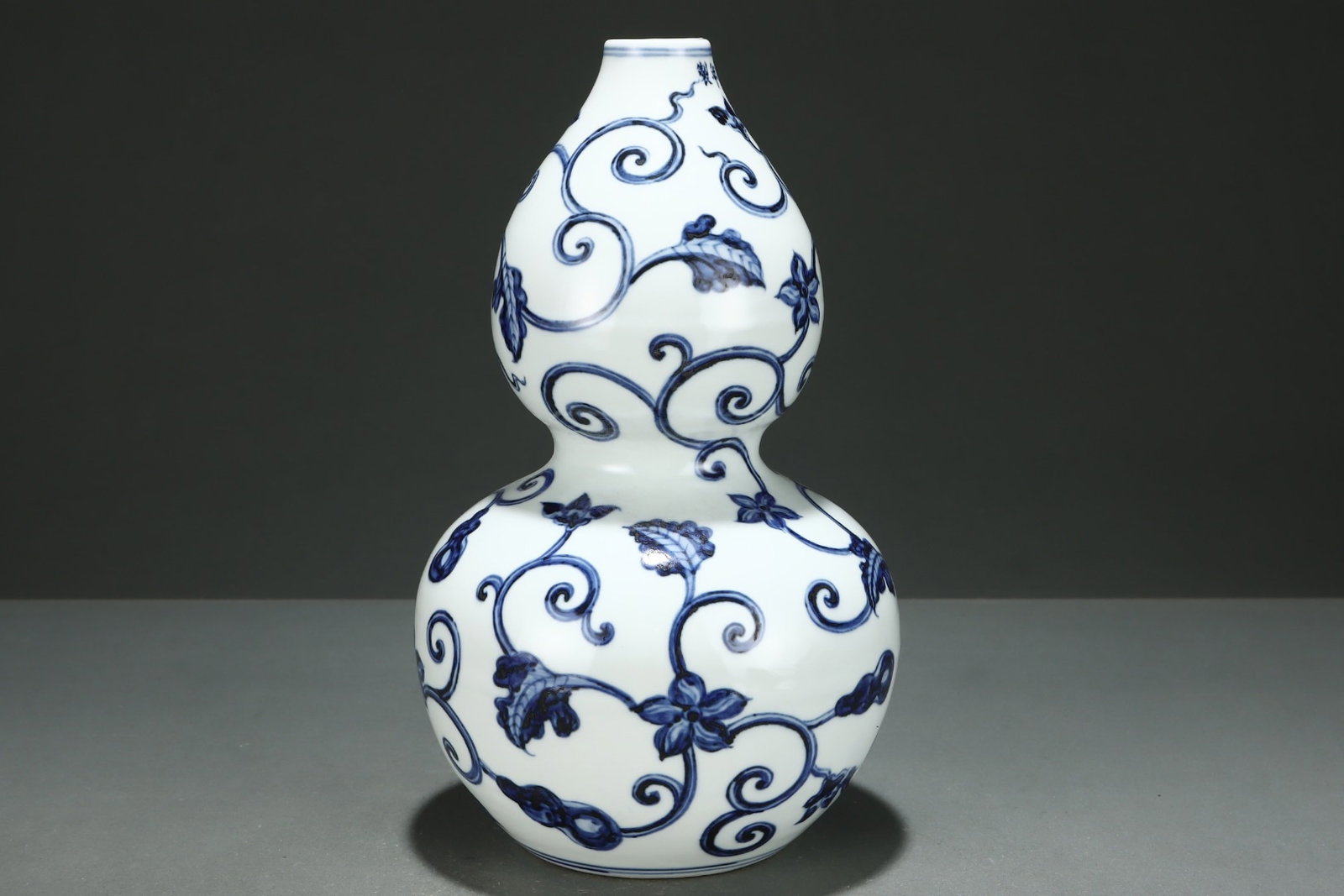 An Exquisite Blue and White Flower Pattern Vase - 4