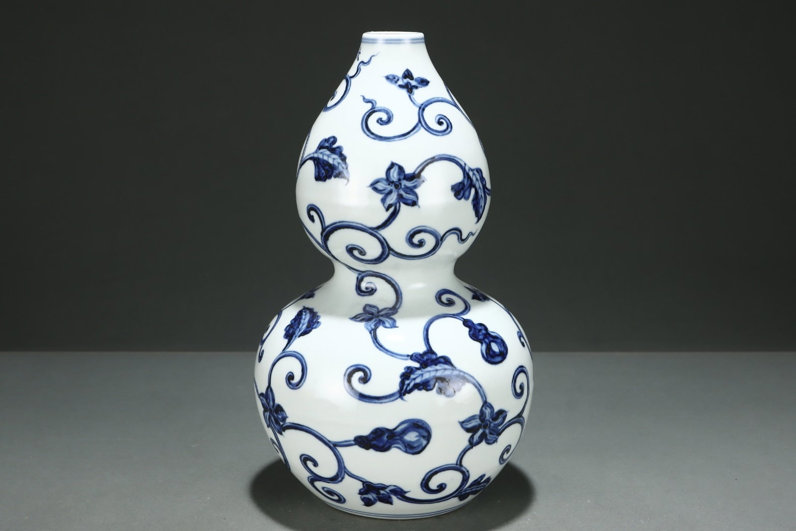An Exquisite Blue and White Flower Pattern Vase - 5