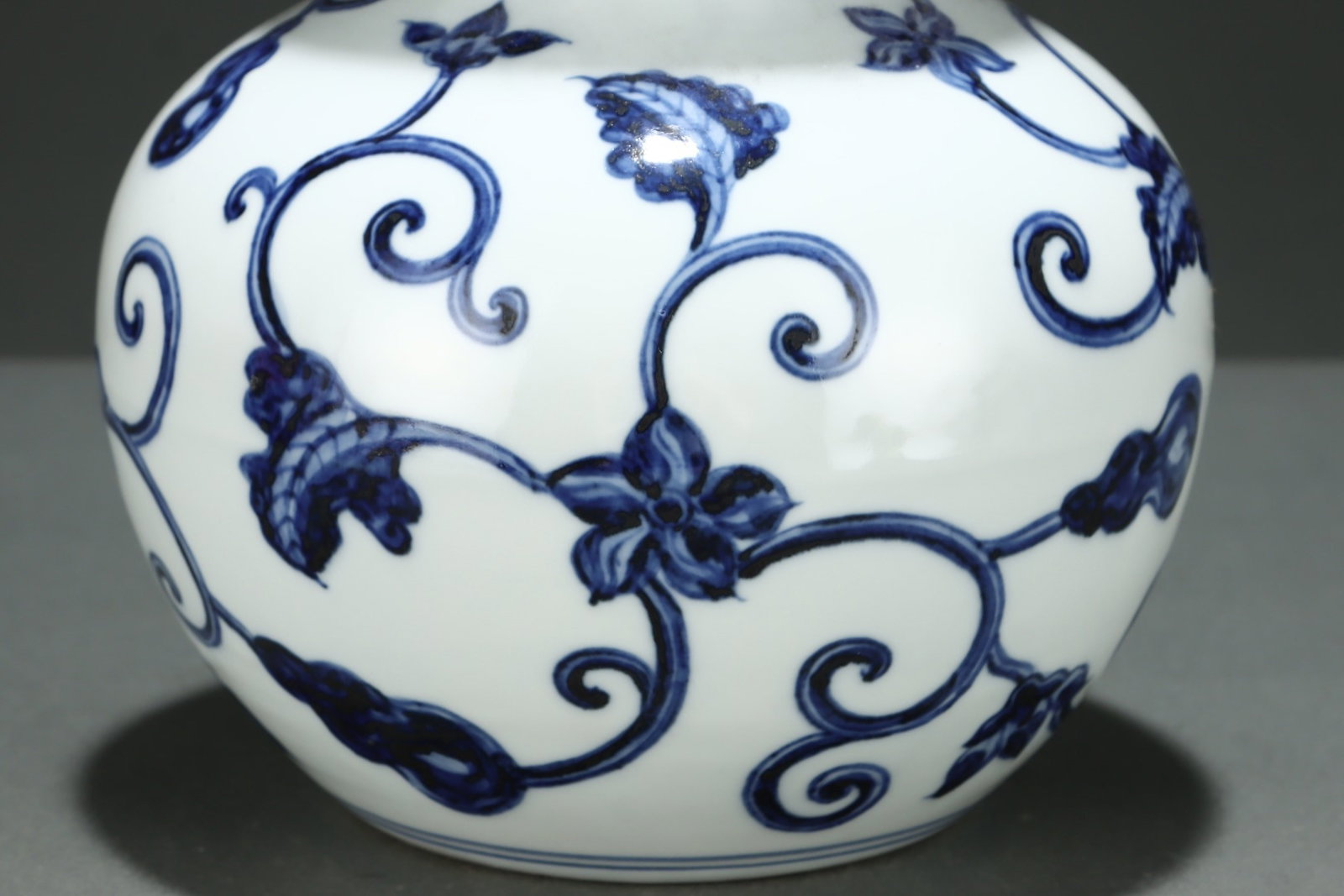 An Exquisite Blue and White Flower Pattern Vase - 6