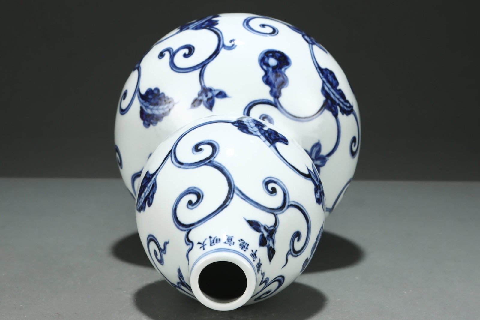An Exquisite Blue and White Flower Pattern Vase - 7