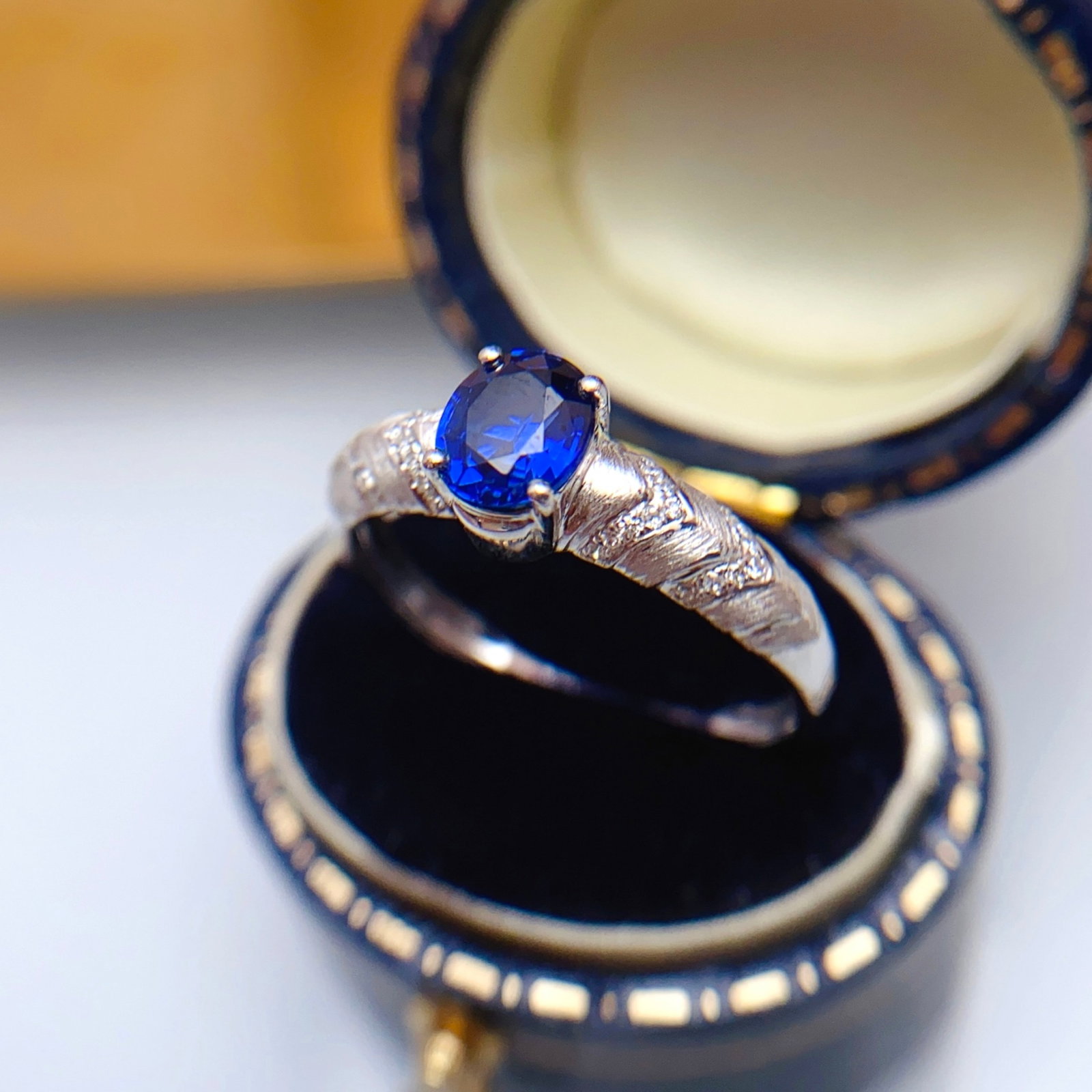 A Exquisite 18k Gold Inlaid 0.85ct Natural Sapphire Ring,Inlaid Diamond: A Exquisite 18k Gold Inlaid 0.85ct Natural Sapphire Ring,Inlaid Diamond,Total Weight:1.71g 18k金镶 0.85ct 天然蓝宝石戒指,嵌钻石