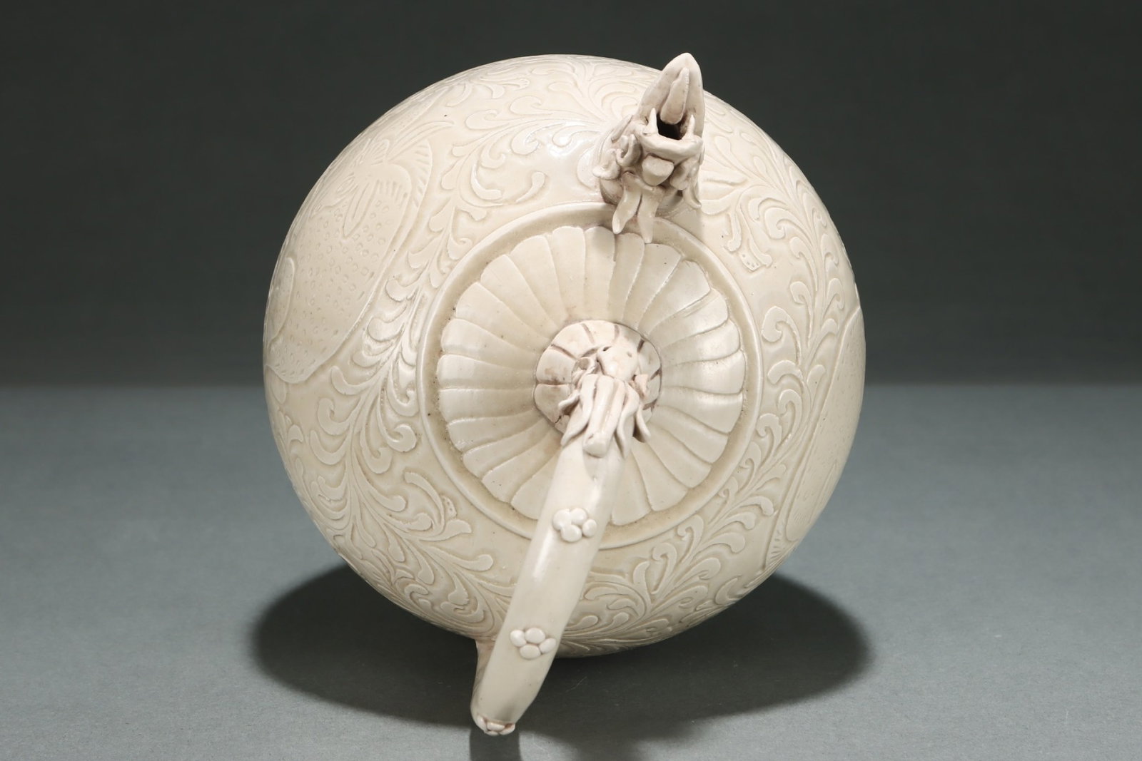 An Exquisite Ding yao White Glazed Flower Pattern Loop-Handled Pot - 7