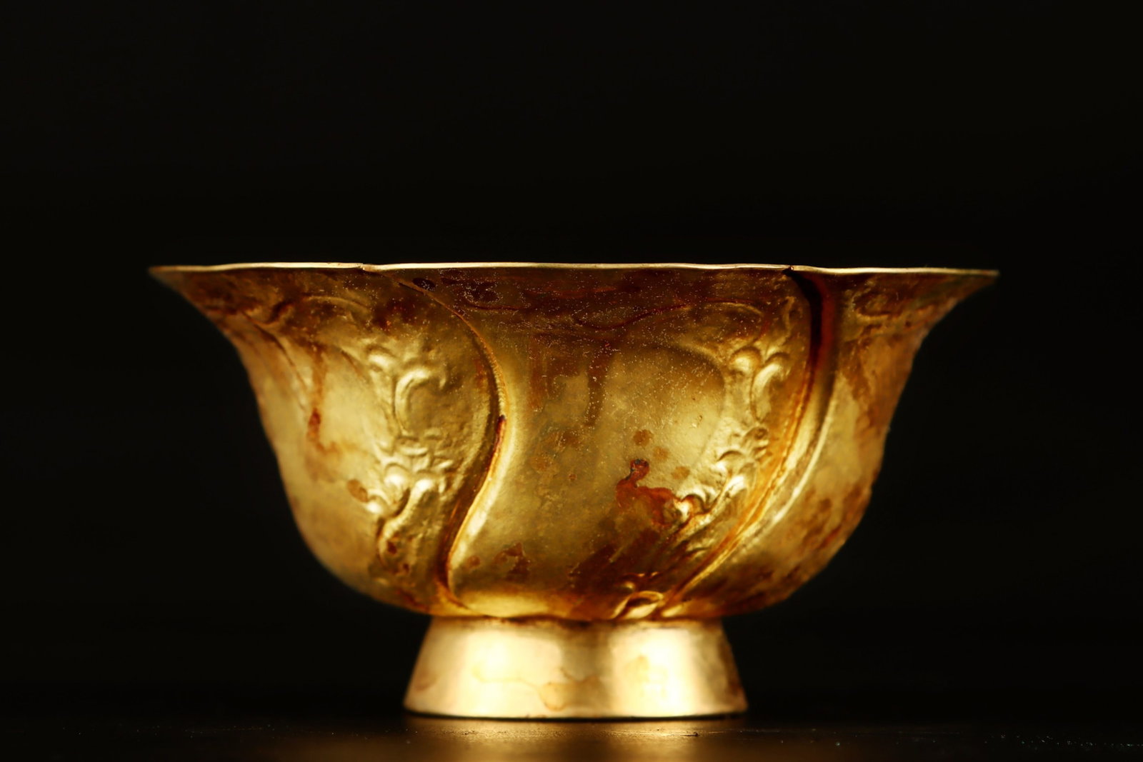 An Exquisite Gilt Bronze Flower Pattern Bowl: An Exquisite Gilt Bronze Flower Pattern Bowl,Tang Dynasty,China,Size:3.4inx1.8in,Weight:50g 铜鎏金花卉纹碗,中国唐代