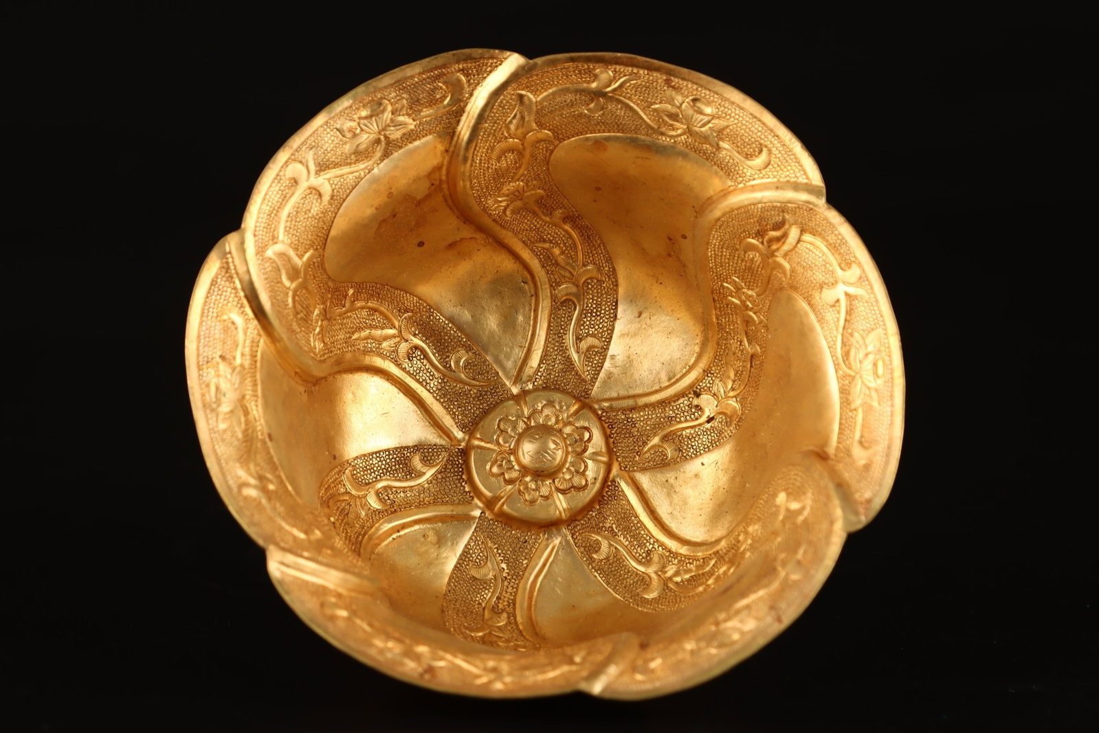 An Exquisite Gilt Bronze Flower Pattern Bowl - 4