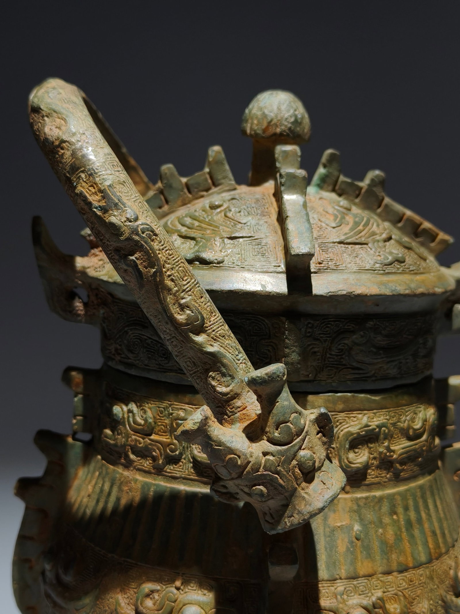 An Archaic Bronze Phoenix ??Loop-Handled Jar - 2