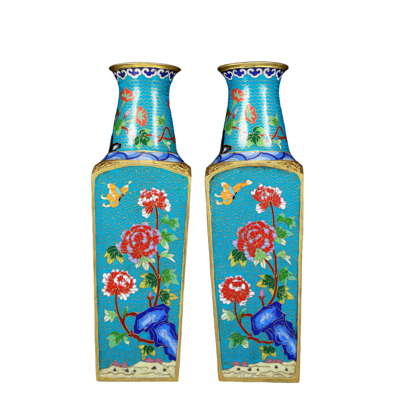 A pair of exquisite cloisonne 'butterfly flower' vases: A pair of exquisite cloisonné 'butterfly flower' vases, the application of filigree craftsmanship makes the decoration of this collection more detailed and three-dimensional. This collectible is