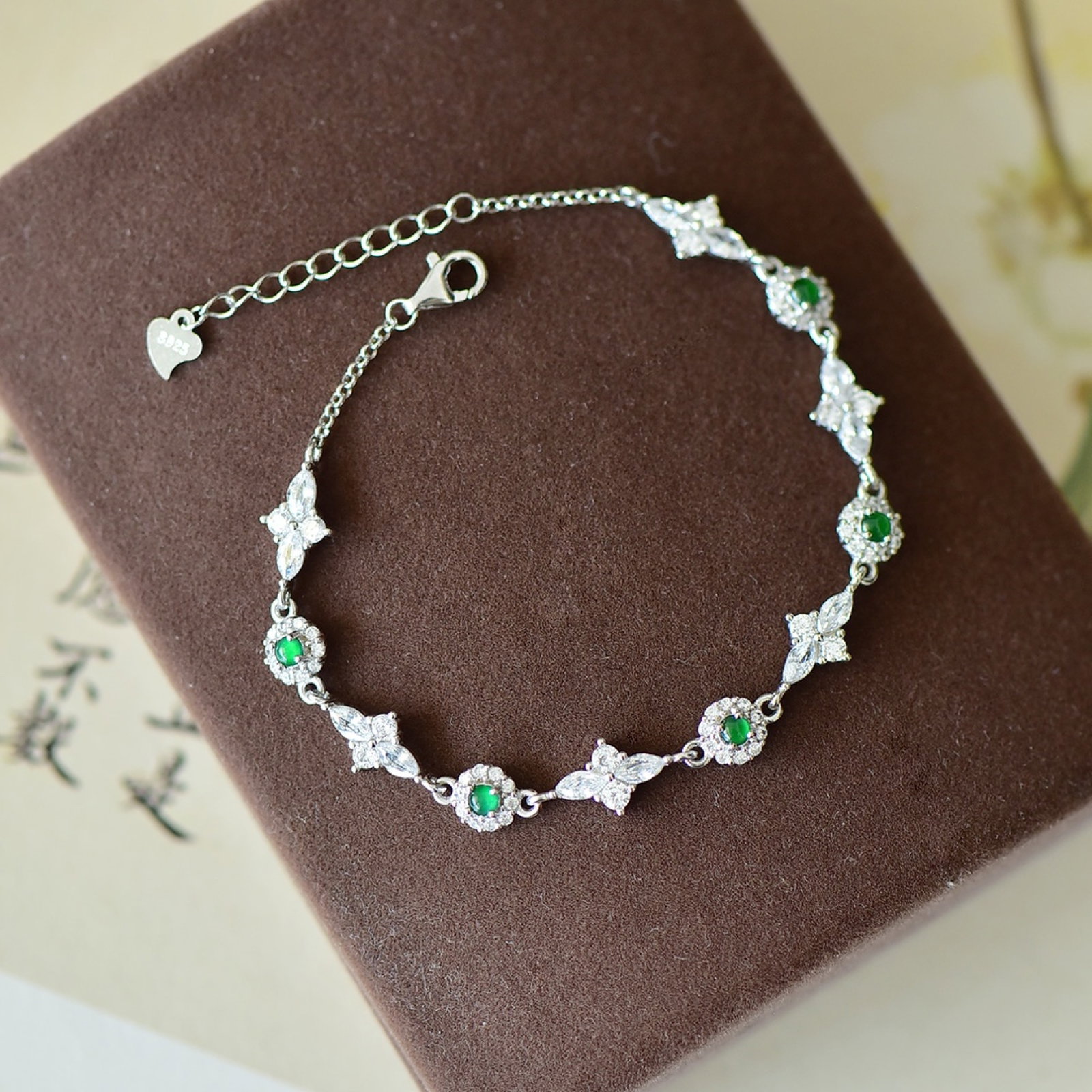An Exquisite Sterling Silver Inlaid Jadeite Bracelets,Inlaid Diamond: An Exquisite Sterling Silver Inlaid Jadeite Bracelets,Inlaid Diamond,Size:3mmx3mm 纯银镶翡翠手链,嵌钻石