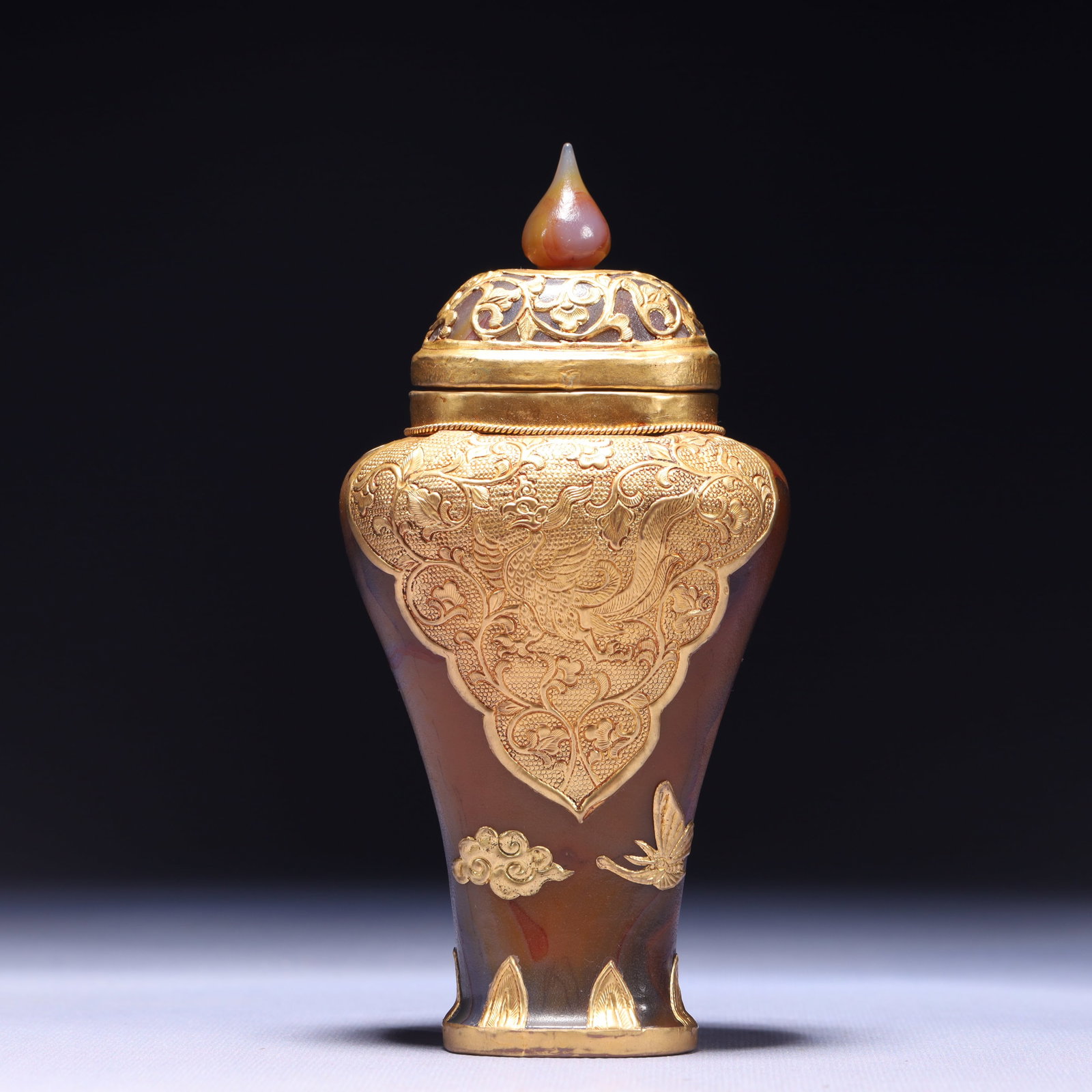 An Exquisite Agate Cover with Gold Flower Pattern Bottle: An Exquisite Agate Cover with Gold Flower Pattern Jar with Cover,Qing Dynasty,China,Size:3.1inx2inx6.3in,Weight:241g