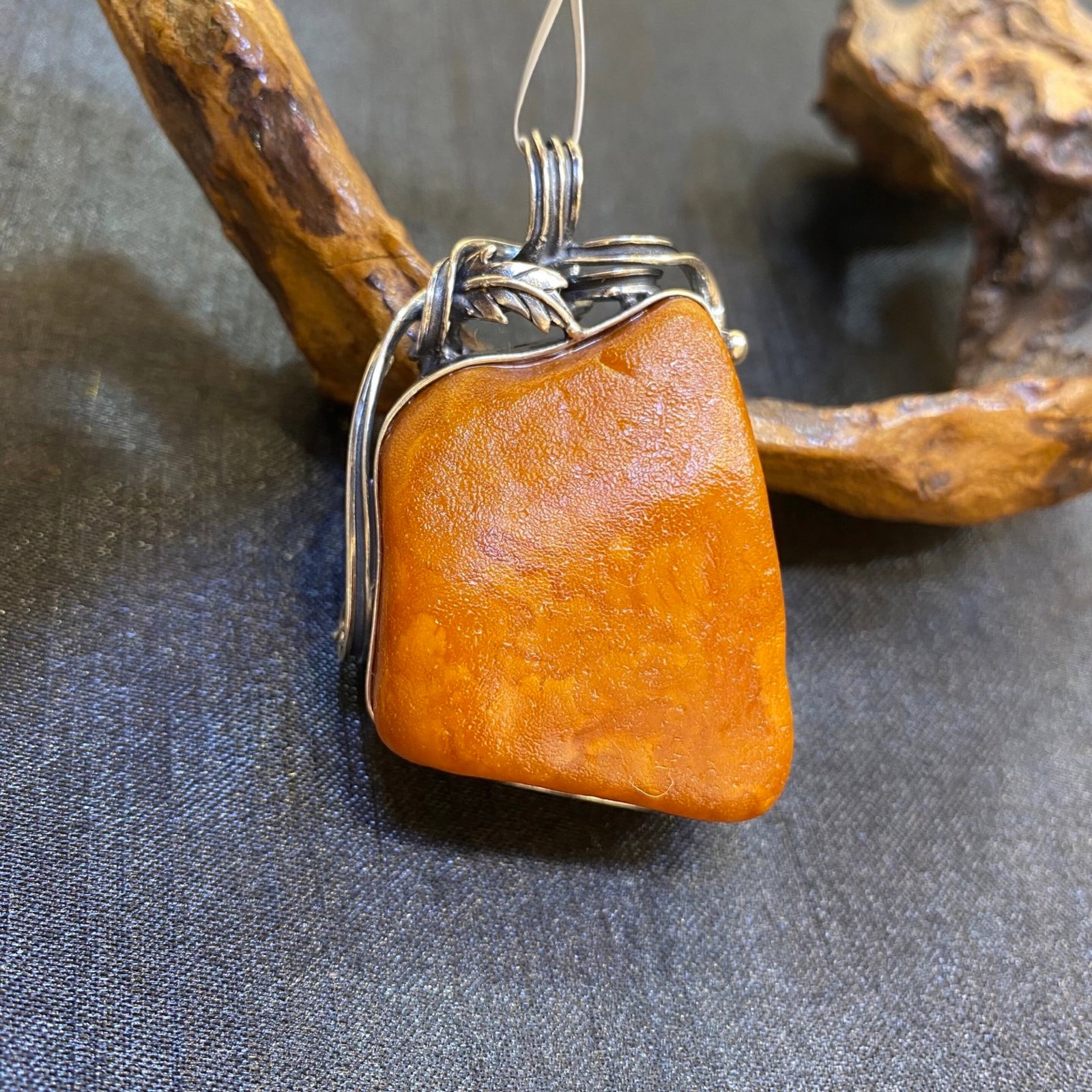 An Exquisite Beeswax Inlaid Silver Necklace: An Exquisite Beeswax Inlaid Silver Necklace,Size:1.3in,Weight:26.1g 蜜蜡镶银项链