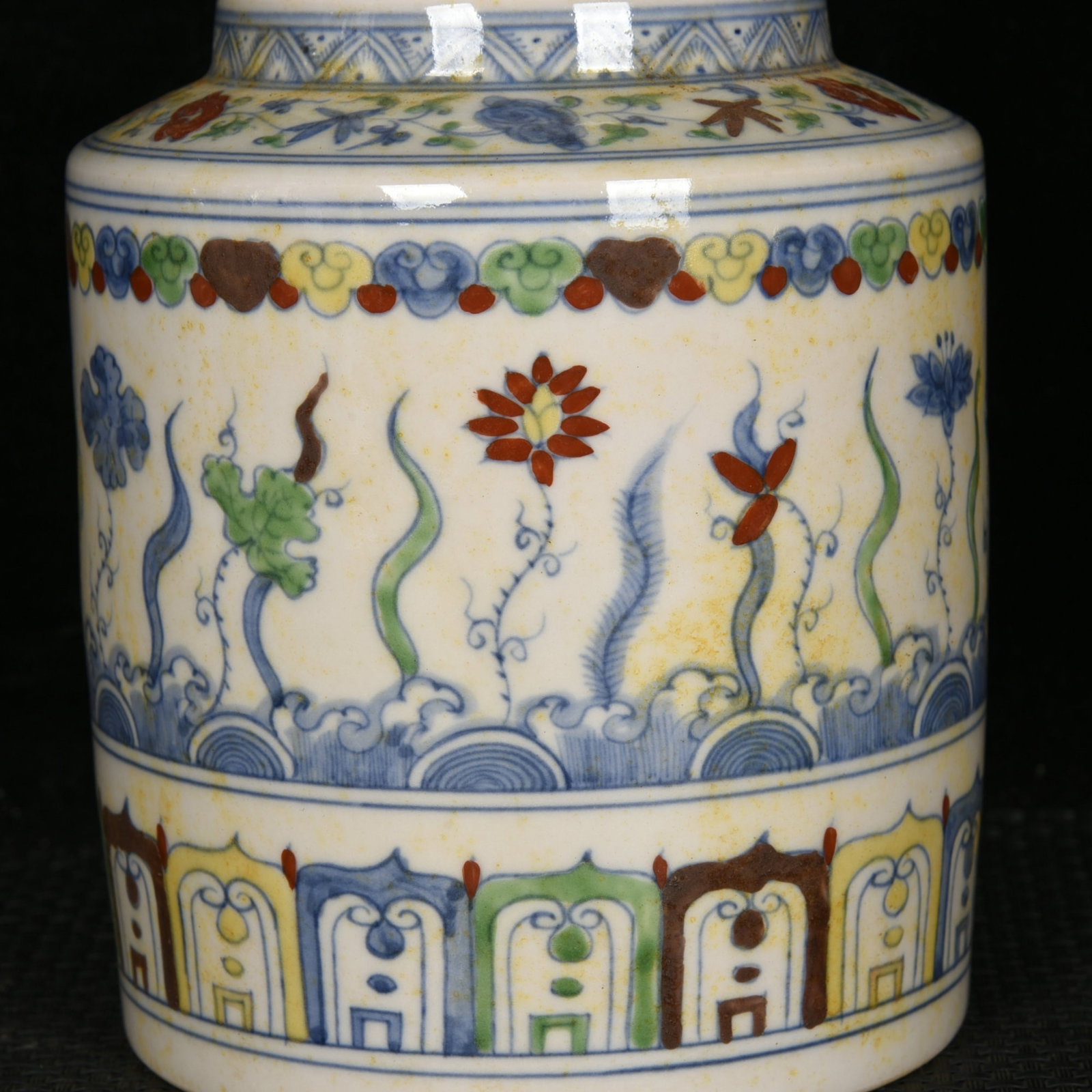 An Exquisite Doucai Flower Pattern Tea Caddy - 2