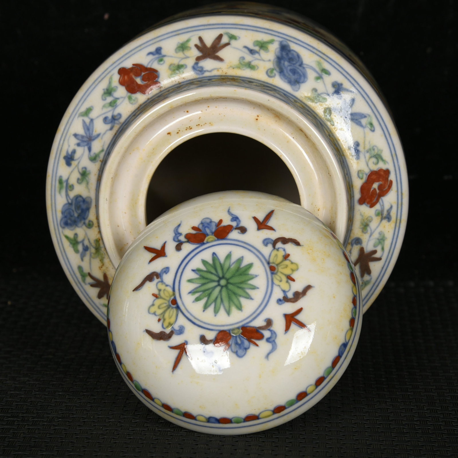 An Exquisite Doucai Flower Pattern Tea Caddy - 7