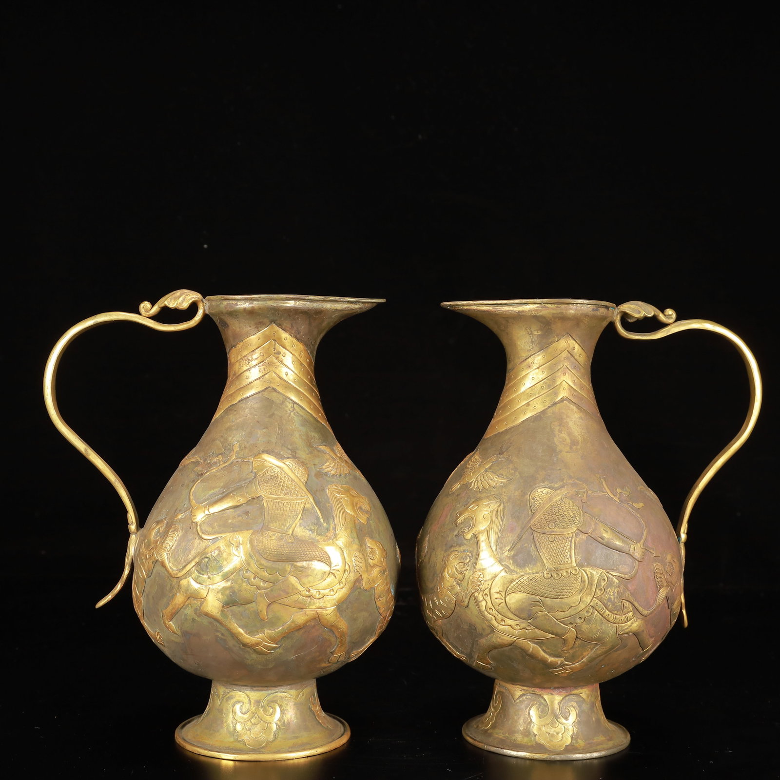 A Pair of Exquisite Gilt Bronze Hunting Pattern Ewers: A Pair of Exquisite Gilt Bronze Hunting Pattern Ewers,Qing Dynasty, China,Size:6.7inx5.5inx7.9in,Weight:1550g 一对铜鎏金狩猎图执壶,中&