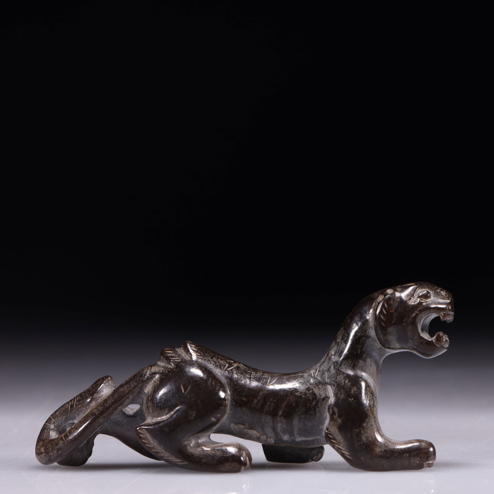 An Exquisite Black Jade Tiger Ornament: An Exquisite Black Jade Tiger Ornament,Qing Dynasty,China,Size:3.9inx1inx1.8in,Weight:75g 墨玉老虎摆件,中国清代