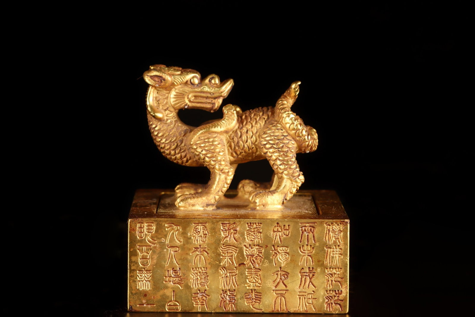 An Exquisite Gilt Bronze Dragon Seal,with poem: An Exquisite Gilt Bronze Dragon Seal,with poem,Qing Dynasty,China,Size:3.5inx3.1in,Weight:2067g 铜鎏金龙印章,带诗文,中国清ߣ