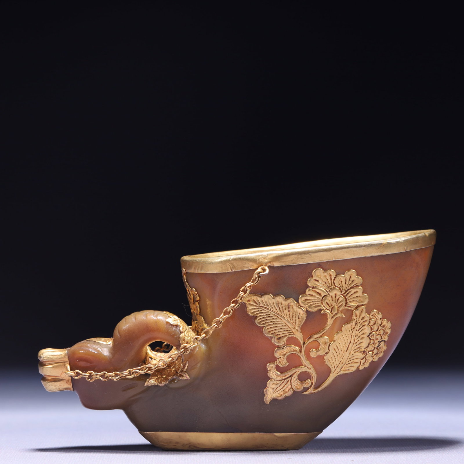 An Exquisite Agate Cover with Gold Flower Pattern Sheep Cup: An Exquisite Agate Cover with Gold Flower Pattern Sheep Cup,Qing Dynasty,China,Size:6.3inx2.4inx3.1in,Weight:437g 玛瑙包金花卉纹羊杯子,È