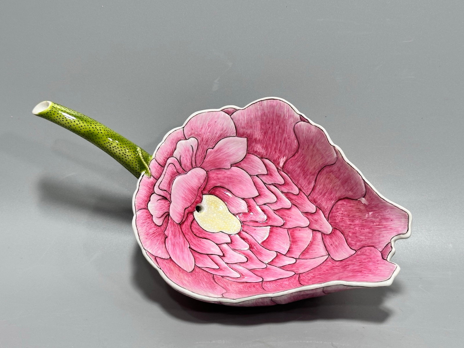 An Exquisite Famille-Rose Flower Pattern Cup (1 of 7)