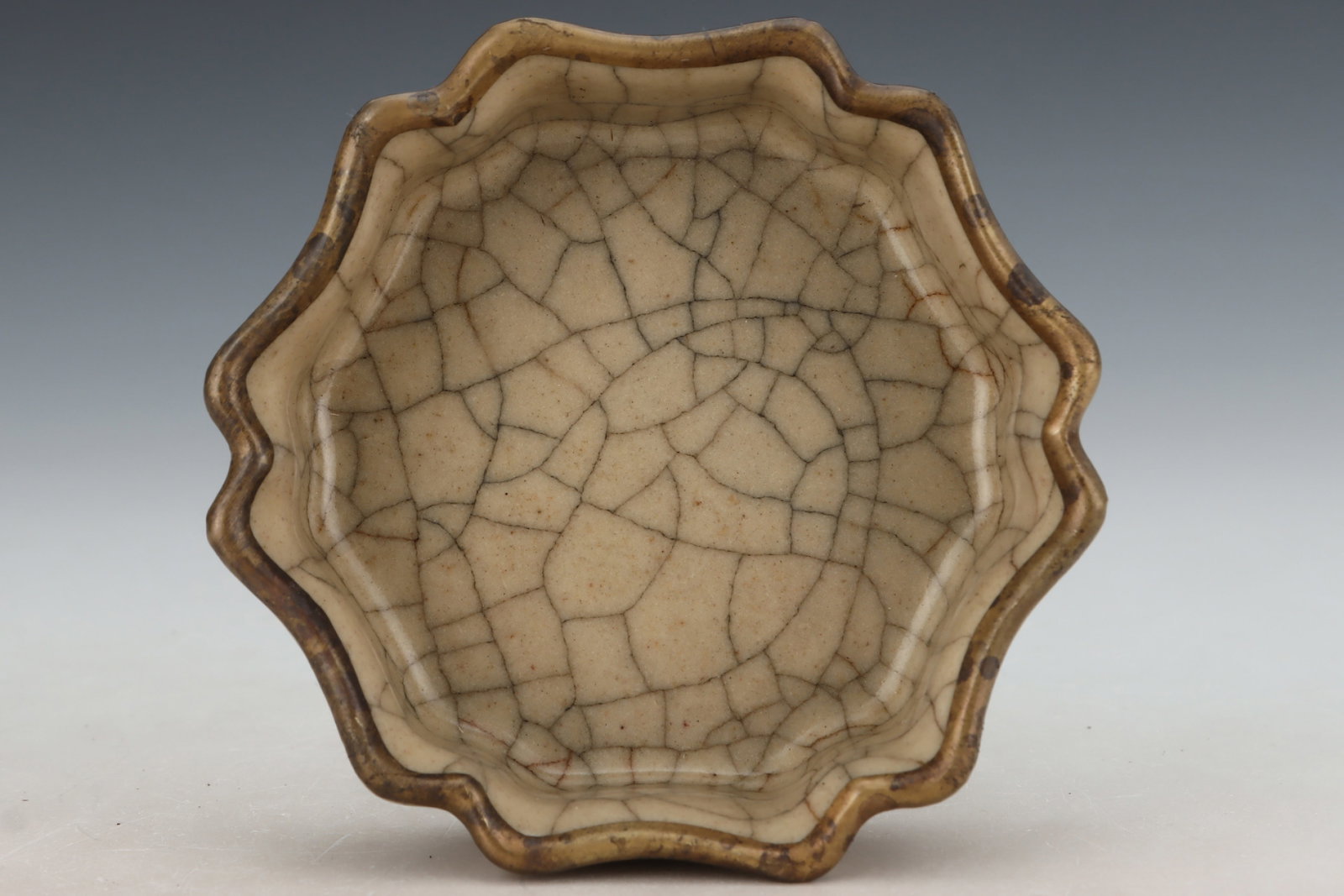 An Exquisite Ge yao Yellow Glazed Painted Gold Brush Washer: An Exquisite Ge yao Yellow Glazed Painted Gold Brush Washer,Song Dynasty,China,With Mark,Size:1.5inx4.7in 哥窑黄釉描金笔洗,中国宋É