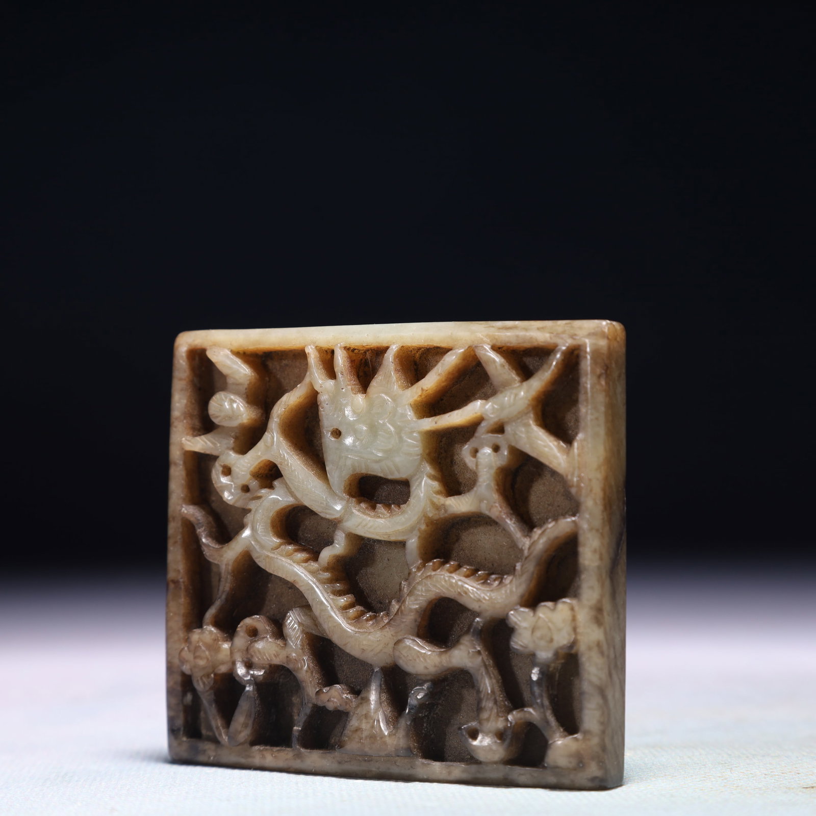 An Exquisite White Jade Dragon Pattern Pendant - 2