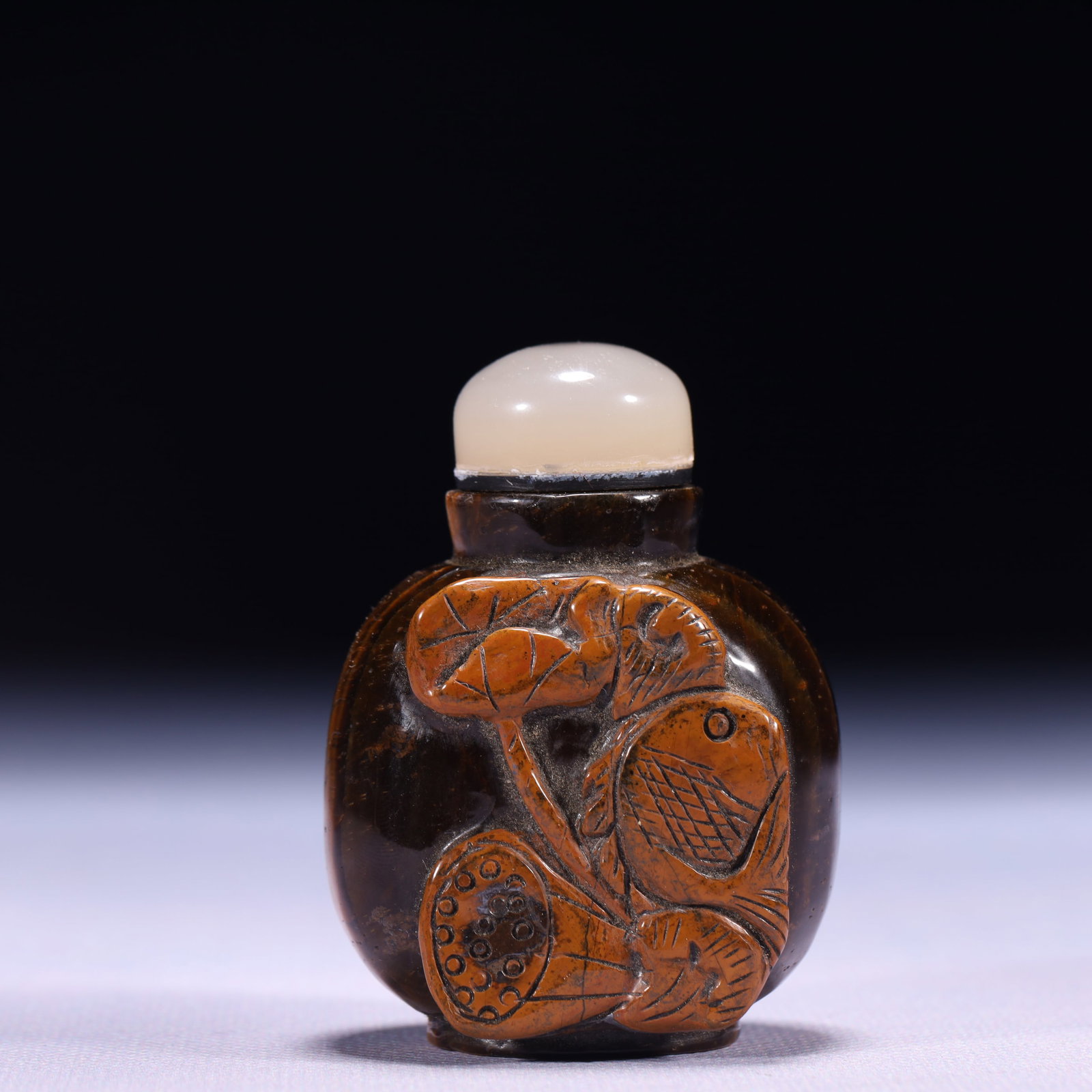 An Exquisite Agate Fish Pattern Snuff Bottle: An Exquisite Agate Fish Pattern Snuff Bottle,Qing Dynasty,China,Size:1.6inx2.2inx1.2in,Weight:148g 玛瑙鱼纹鼻烟壶,中国清代