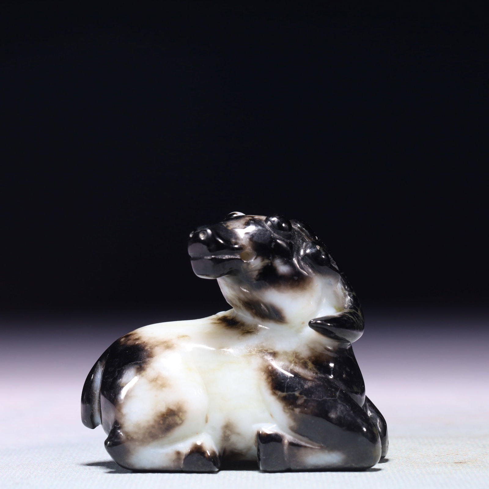 An Exquisite White Jade Sheep Ornament: An Exquisite White Jade Sheep Ornament,Qing Dynasty,China,Size:2.4inx1.2inx2in,Weight:141g 白玉羊摆件,中国清代