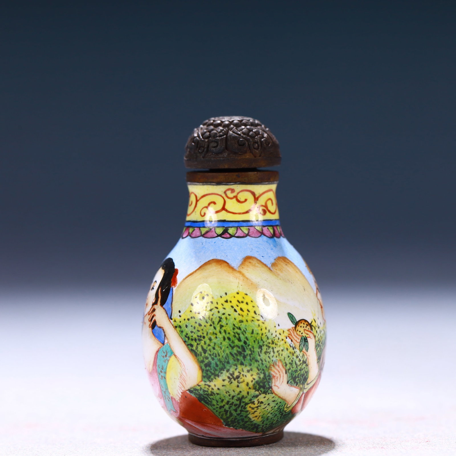 An Exquisite Painted Enamel Figure Pattern Snuff Bottle - 3