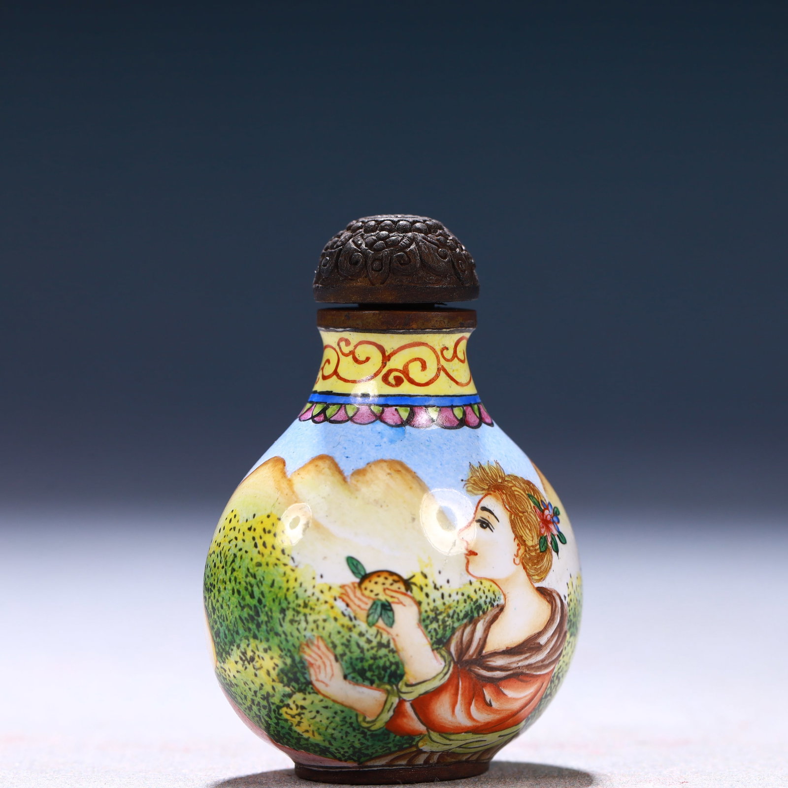 An Exquisite Painted Enamel Figure Pattern Snuff Bottle - 4